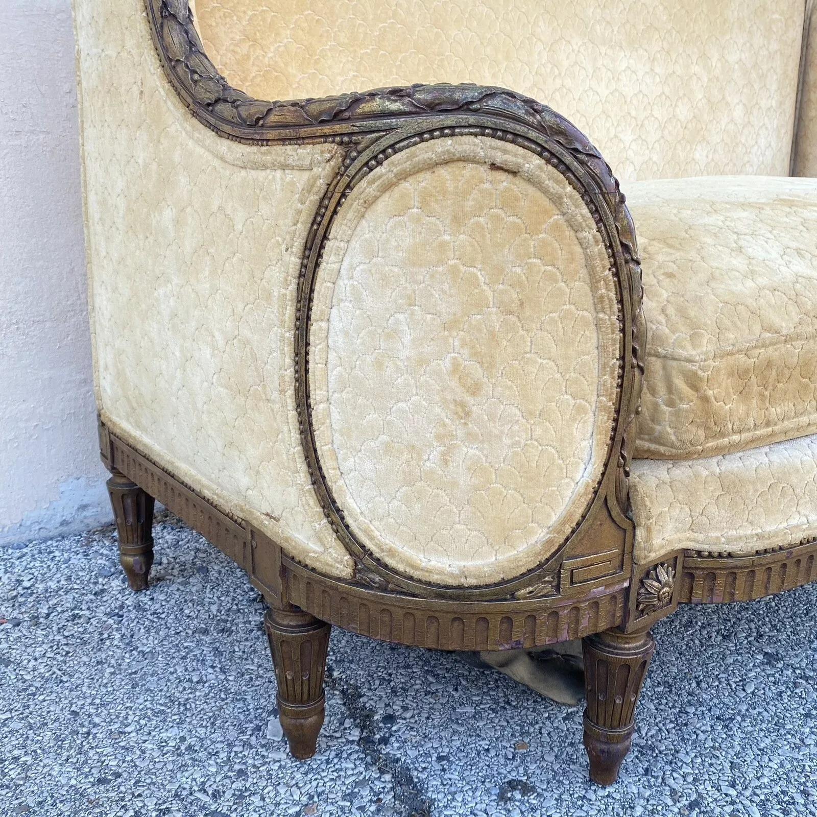 Inconnu Canapé ancien de style Louis XVI en bois doré sculpté Canape Cameo en vente