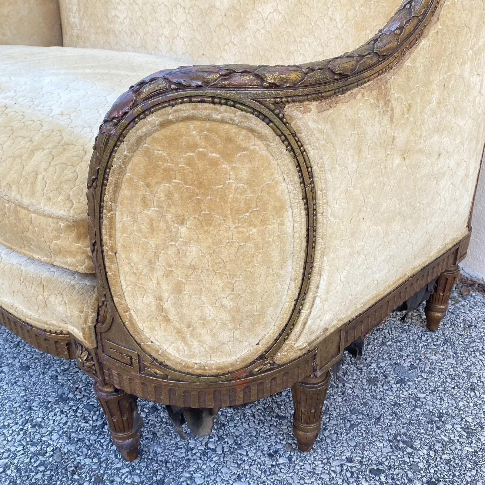 Tissu Canapé ancien de style Louis XVI en bois doré sculpté Canape Cameo en vente