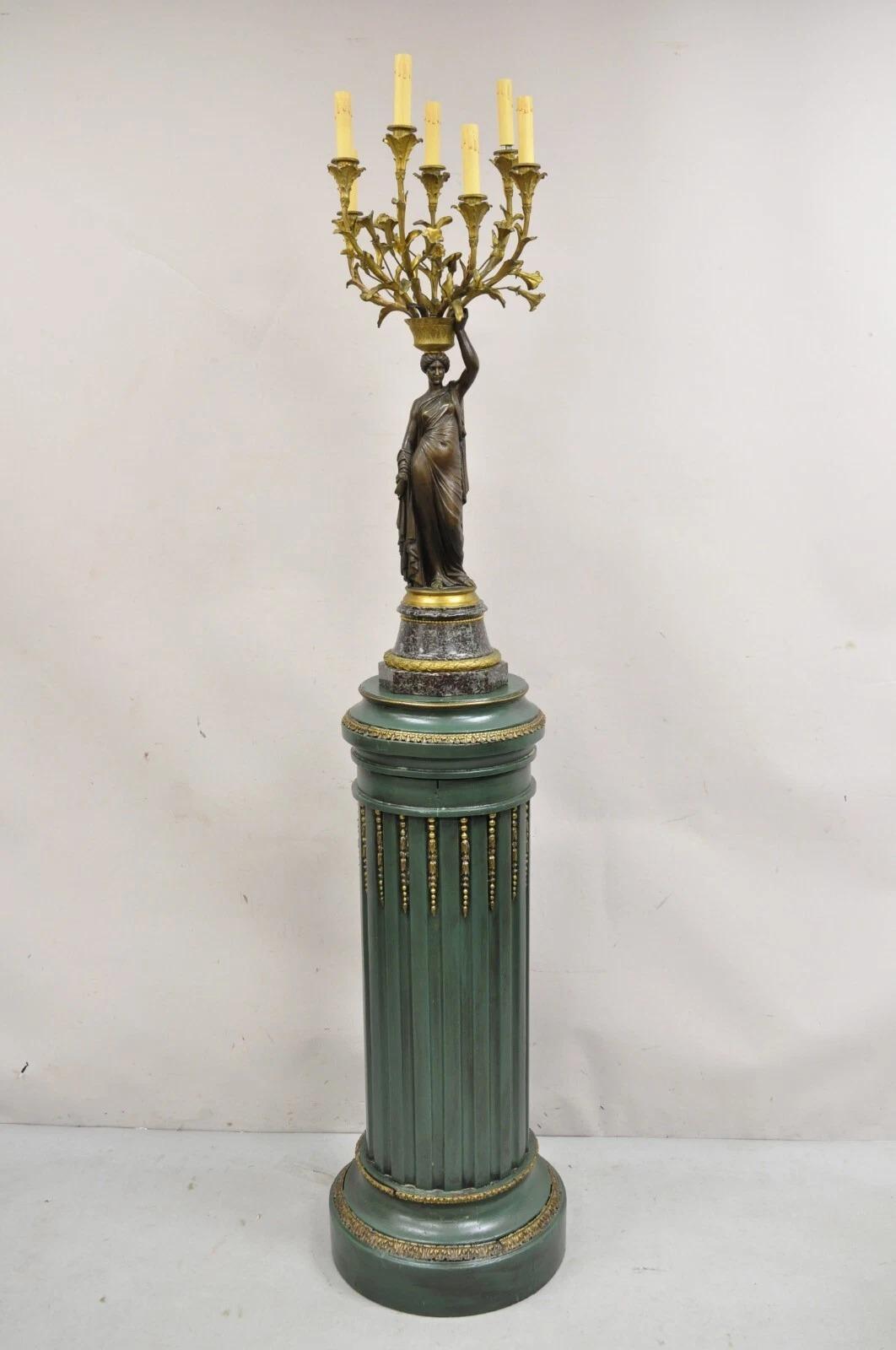 Antique French Louis XVI Style Greene & Greene Greene & Gold Painted Wooden Pedestal with Manual Revolving Top and Brass Metal Ormolu. Circa all'inizio del XX secolo. Misure: 43