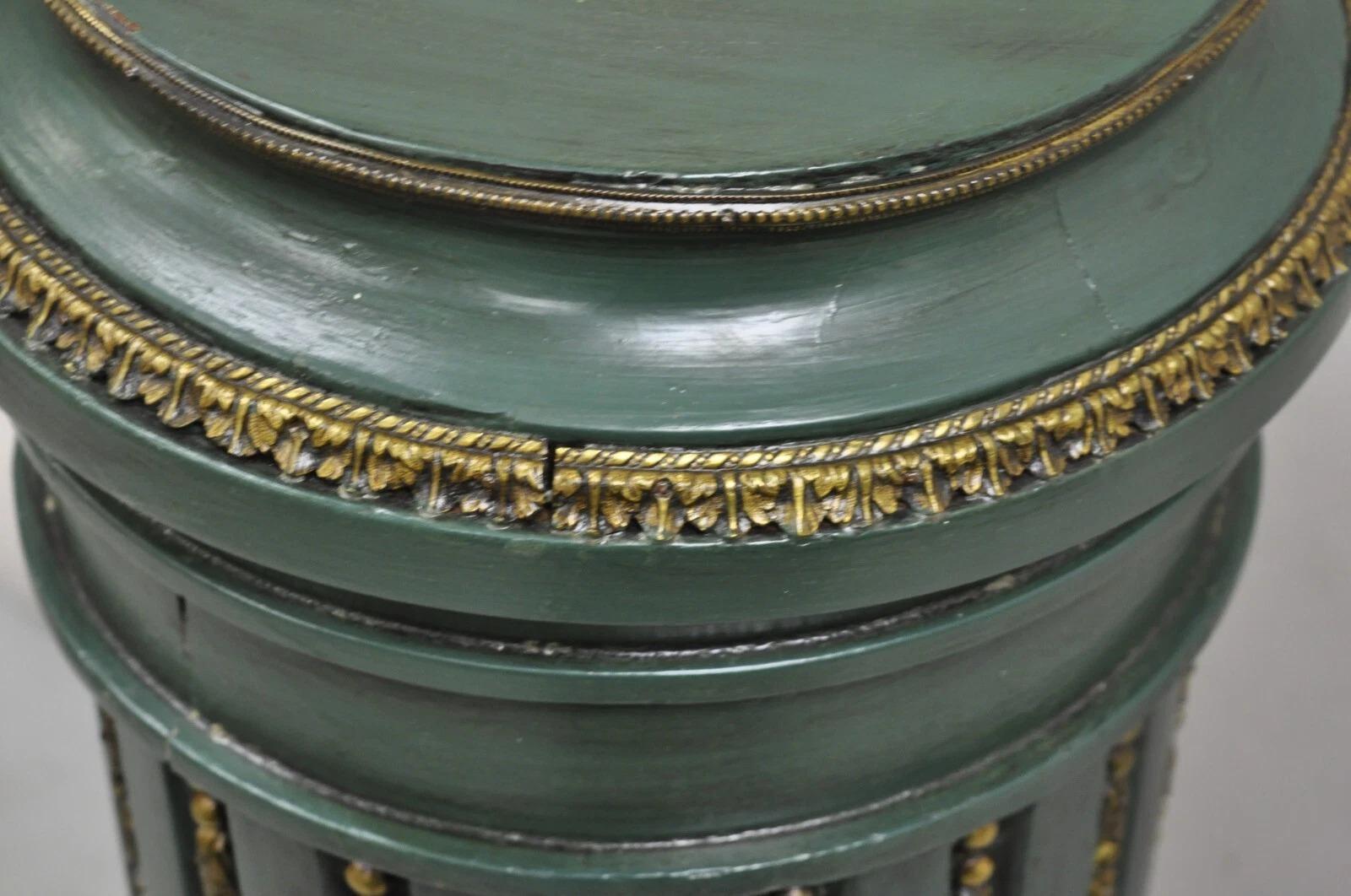Antique French Louis XVI Style Green & Gold Painted Wooden Column Pedestal with in vendita 2