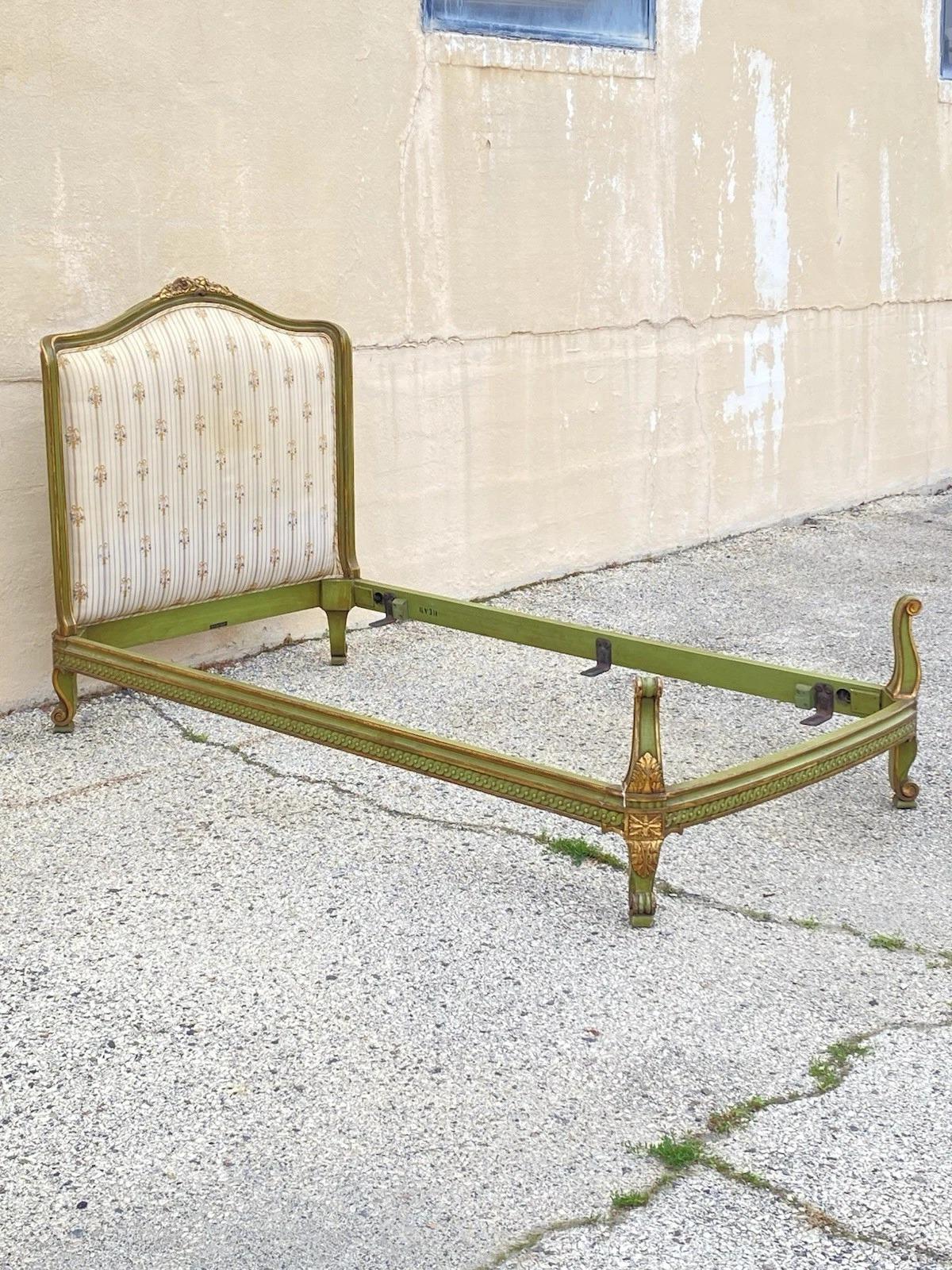 Bitte teilen Sie uns Ihre Postleitzahl mit, um ein günstigeres Angebot für den Versand innerhalb der USA anzufordern.

Antike Französisch Louis XVI-Stil grüner Farbe dekoriert gepolstertes Kopfteil Twin Bett Rahmen von Vanleigh Möbel. CIRCA Anfang