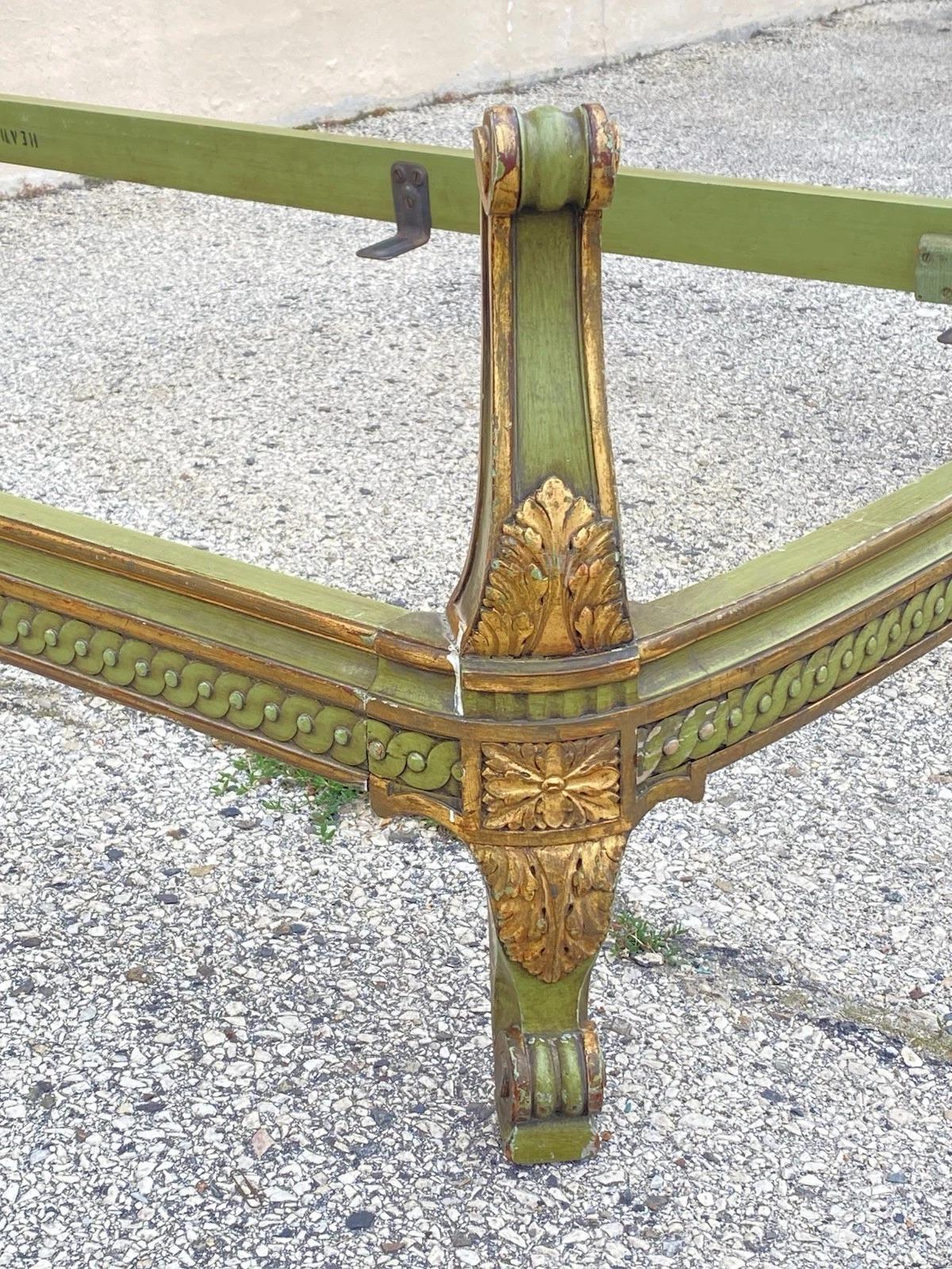 Antique French Louis XVI Style Grün lackiert Upholstering Twin Bett von Vanleigh (20. Jahrhundert) im Angebot