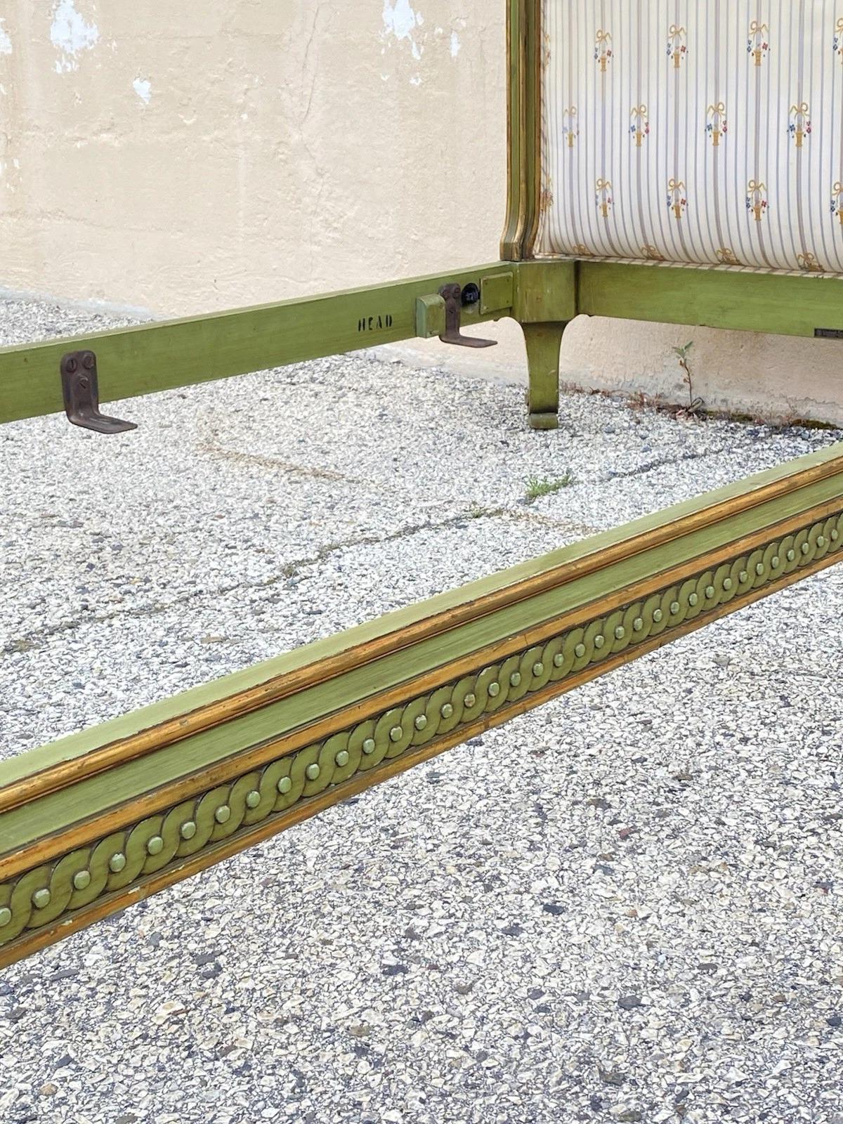 Antique French Louis XVI Style Grün lackiert Upholstering Twin Bett von Vanleigh im Angebot 2
