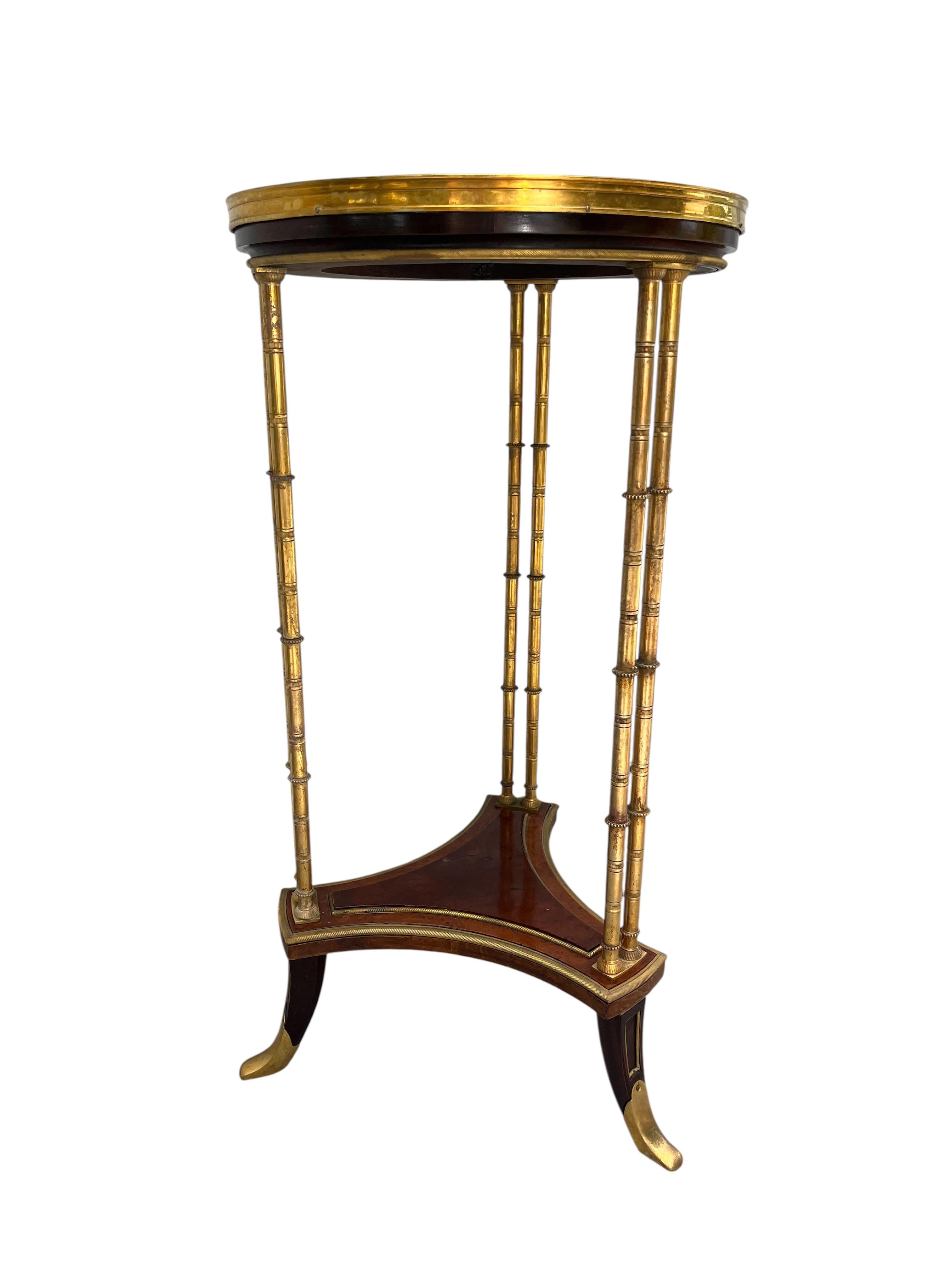 Gueridón francés antiguo estilo Luis XVI de Henry Dasson. 

Sofisticado Gueridón de ormolina y caoba del siglo XIX según Adam Weisweiler (1750-1810). El Gueridón, de estilo Luis XVI, tiene una encimera de mármol negro enmarcada en ormolina. Tres