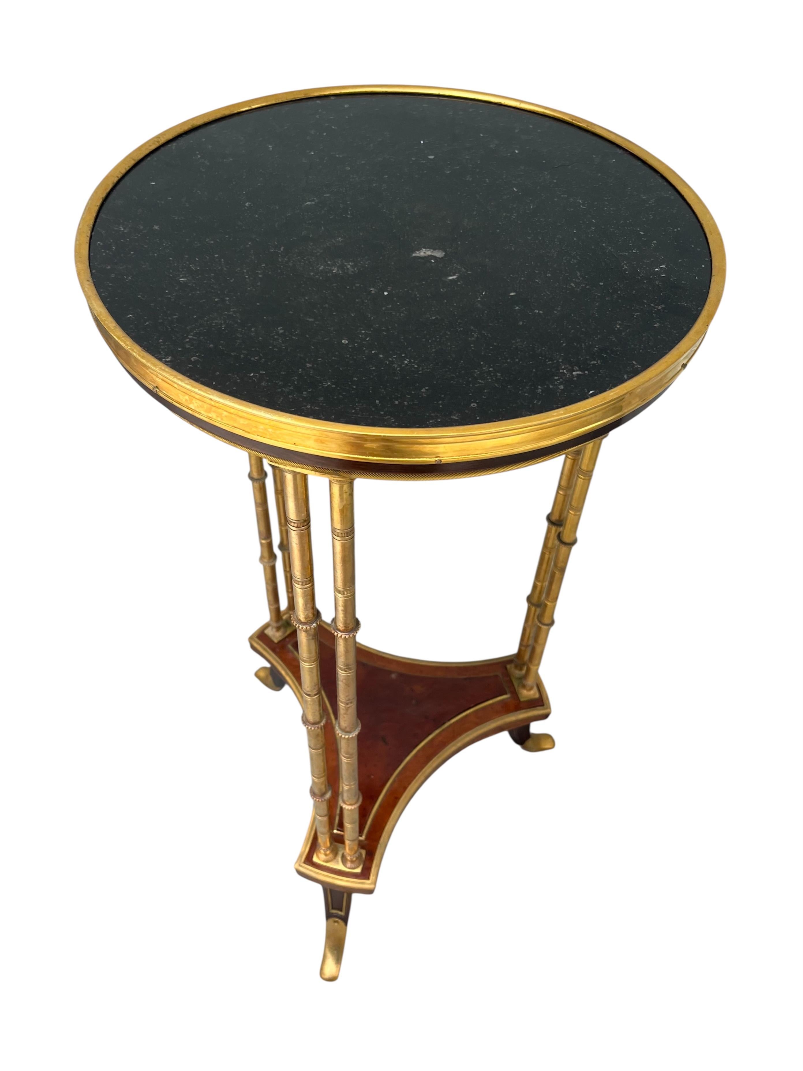 Gueridón francés antiguo estilo Luis XVI de Henry Dasson. Vaciado en venta