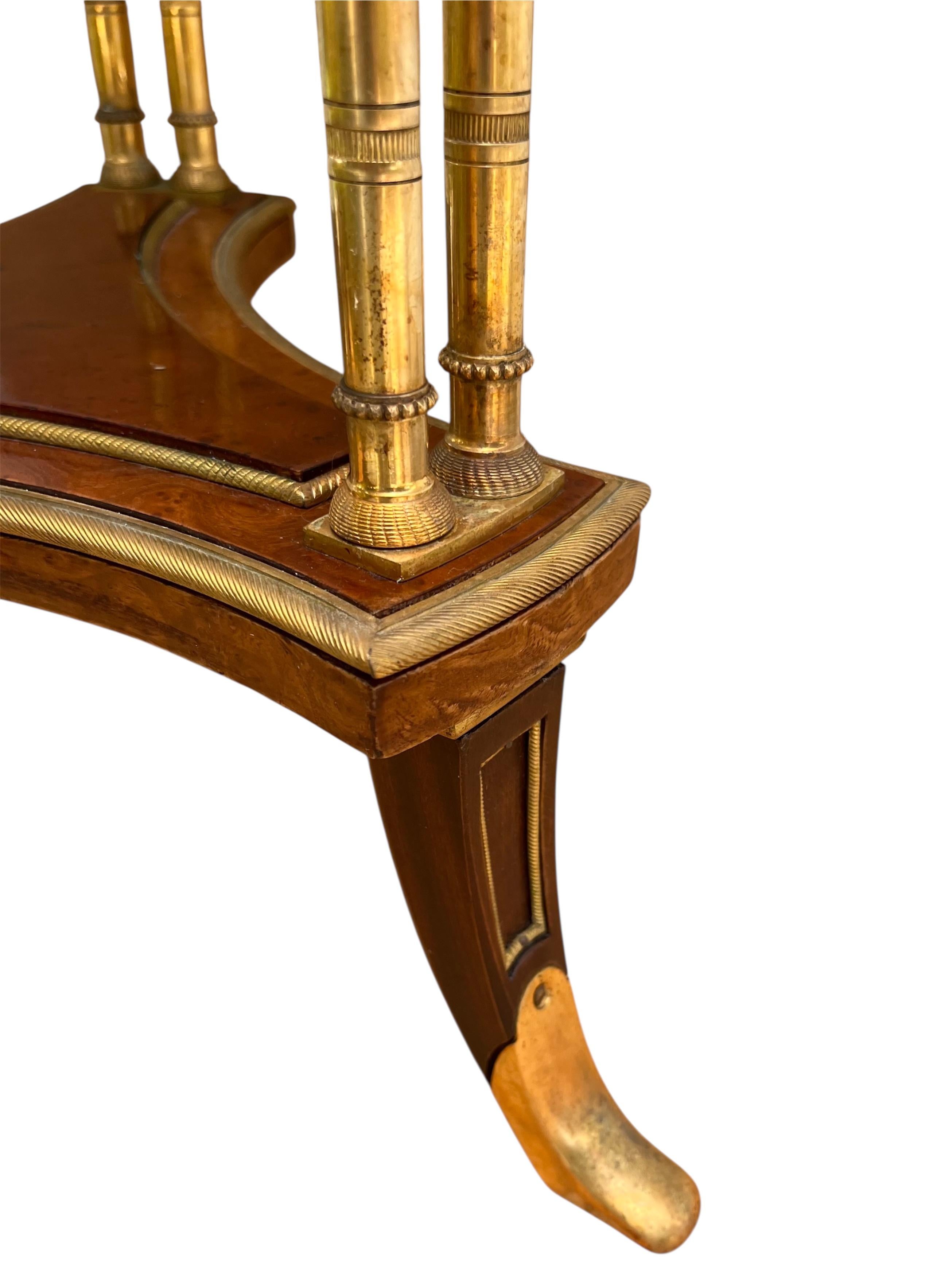 Gueridón francés antiguo estilo Luis XVI de Henry Dasson. Ormolú en venta