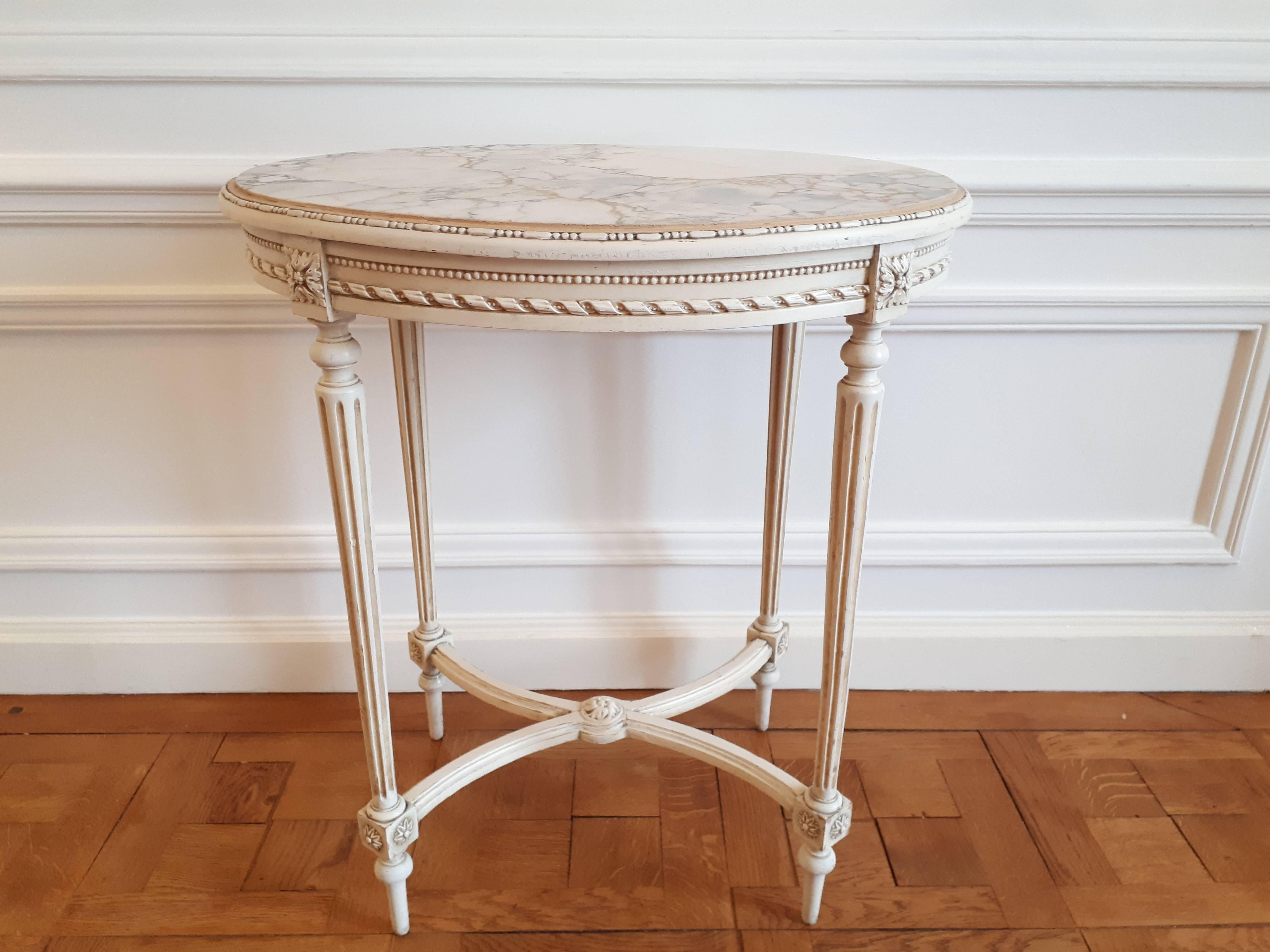 Antique French Louis XVI style gueridon with a wooden structure and a superb onyx top. Fluted legs finished with simple but elegant arches to join the feet with a flower in the centre.
We find in the woodwork all the characteristic elements of the