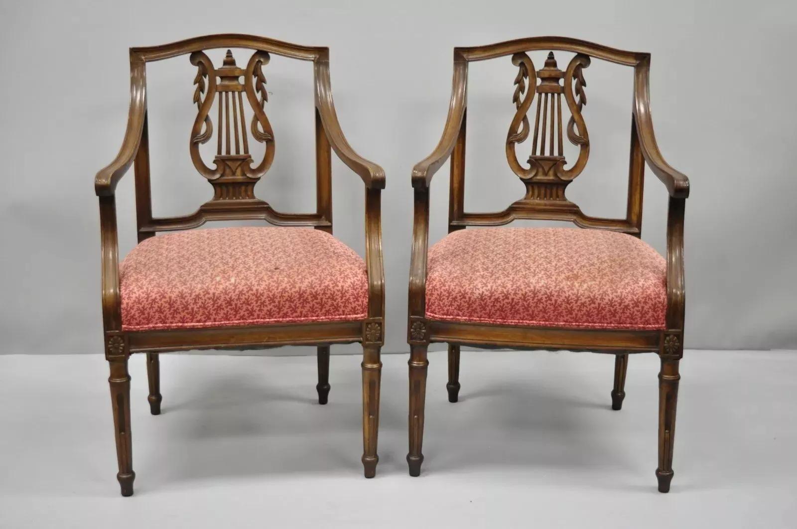 Anciennes chaises à accoudoirs en acajou italien de style Louis XVI à dossier en forme de harpe - une paire. L'article se caractérise par des cadres attrayants plus petits, des dossiers lyre sculptés, une construction en bois massif, des pieds