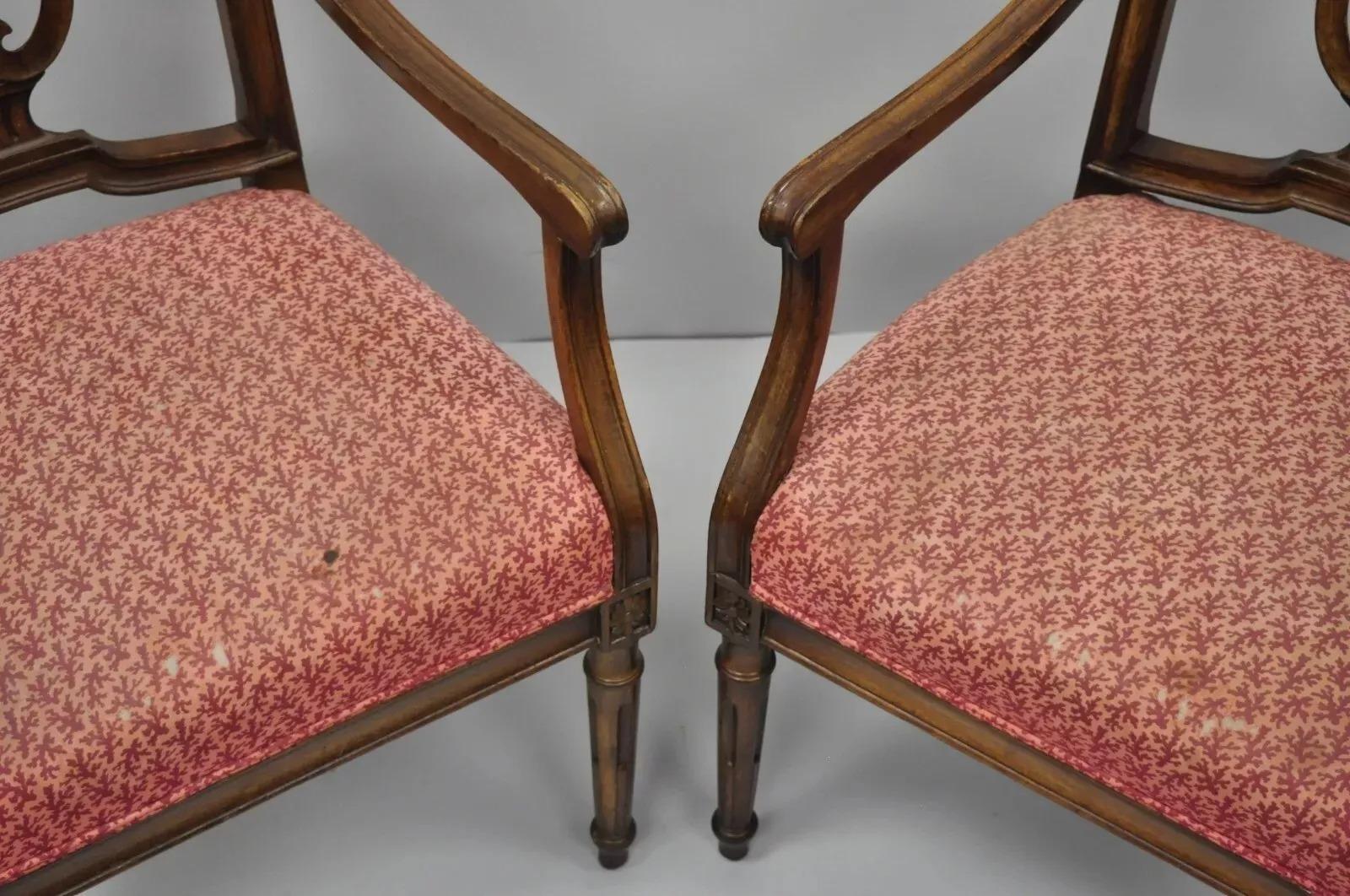 Anciennes chaises à accoudoirs en acajou italien de style Louis XVI à dossier en forme de harpe - Paire en vente 1