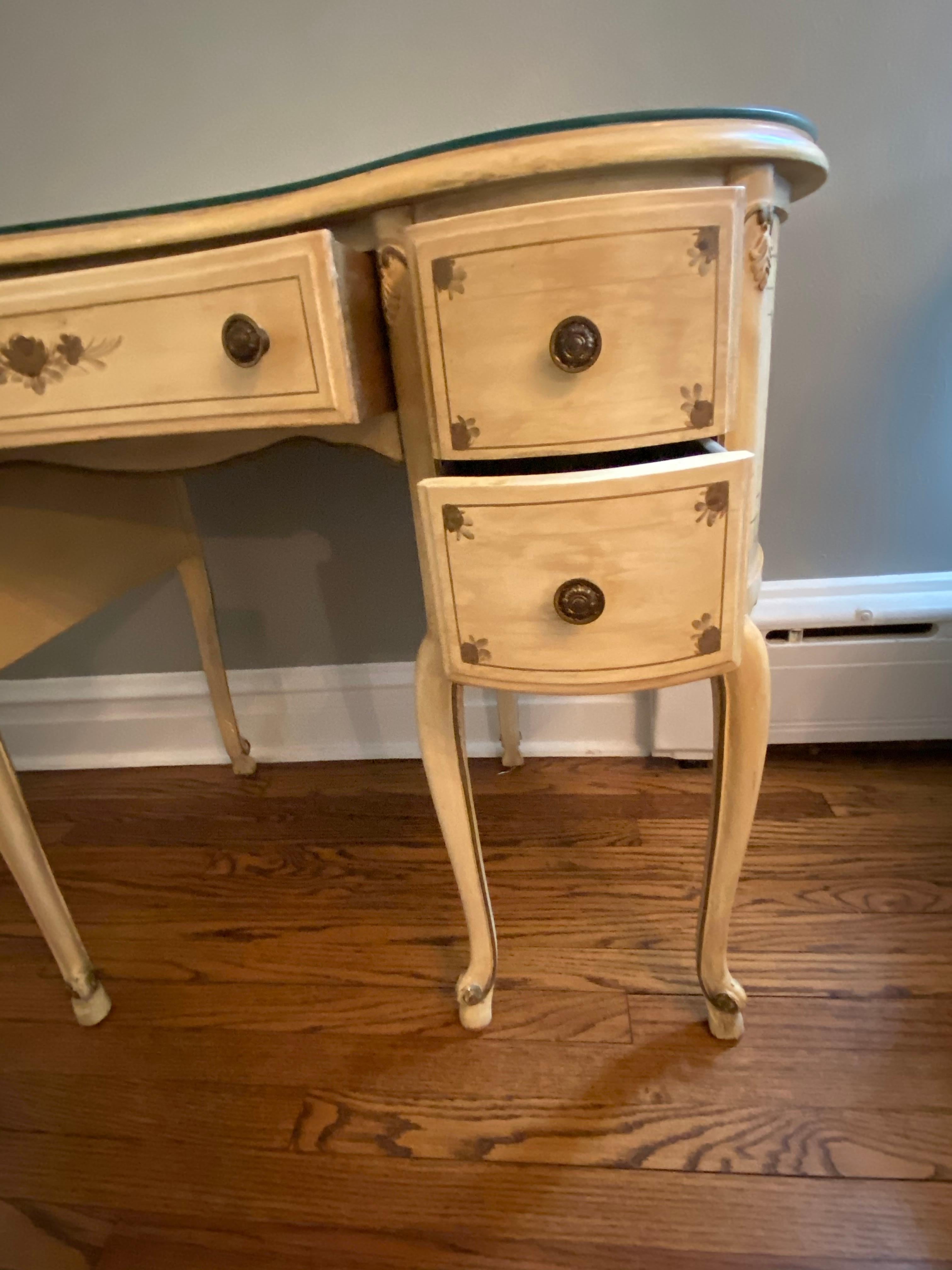 Antique French Louis XVI Style Kidney Shaped Painted Vanity or Writing Desk In Good Condition For Sale In Chicago, IL