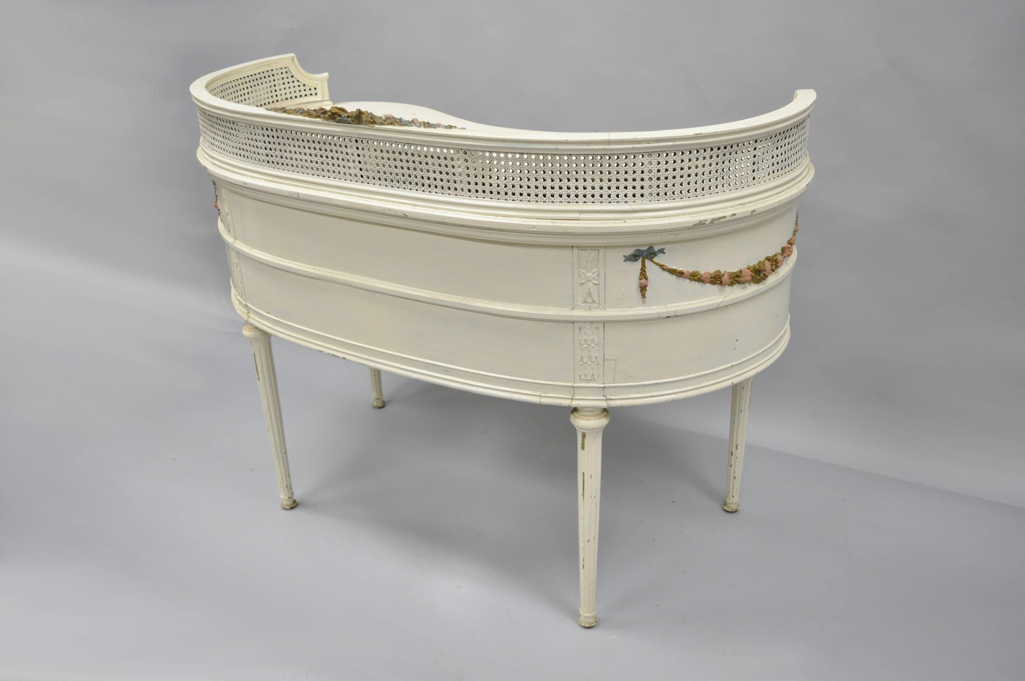 Antique table à écrire de style Louis XVI en forme de rein Table de toilette peinte 6