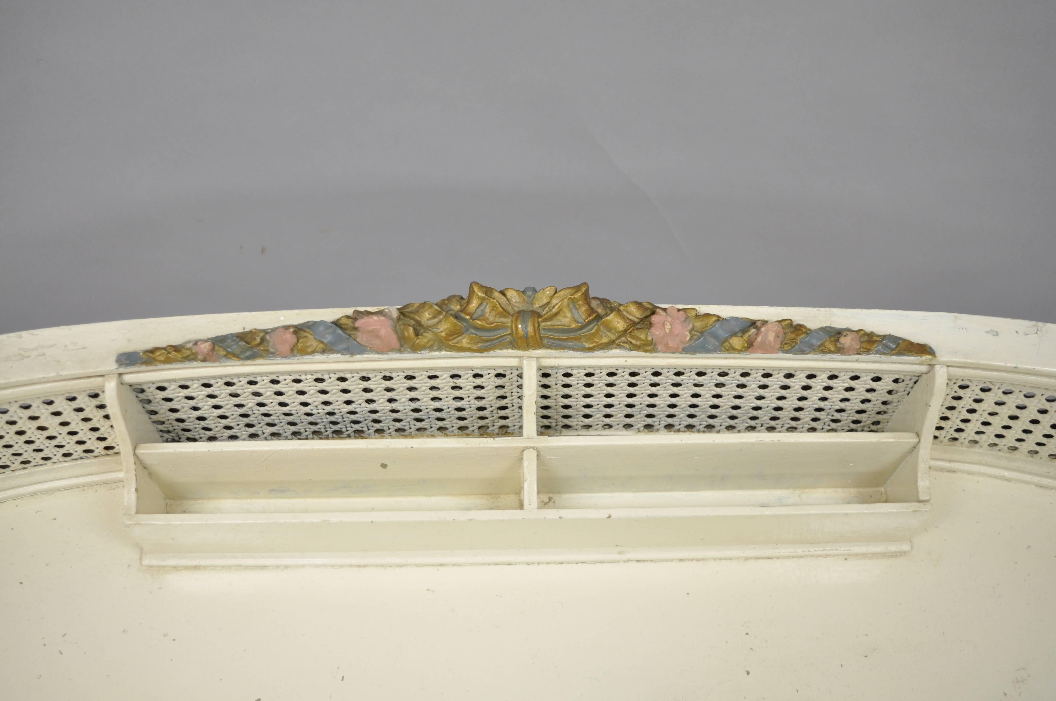 Sculpté Antique table à écrire de style Louis XVI en forme de rein Table de toilette peinte