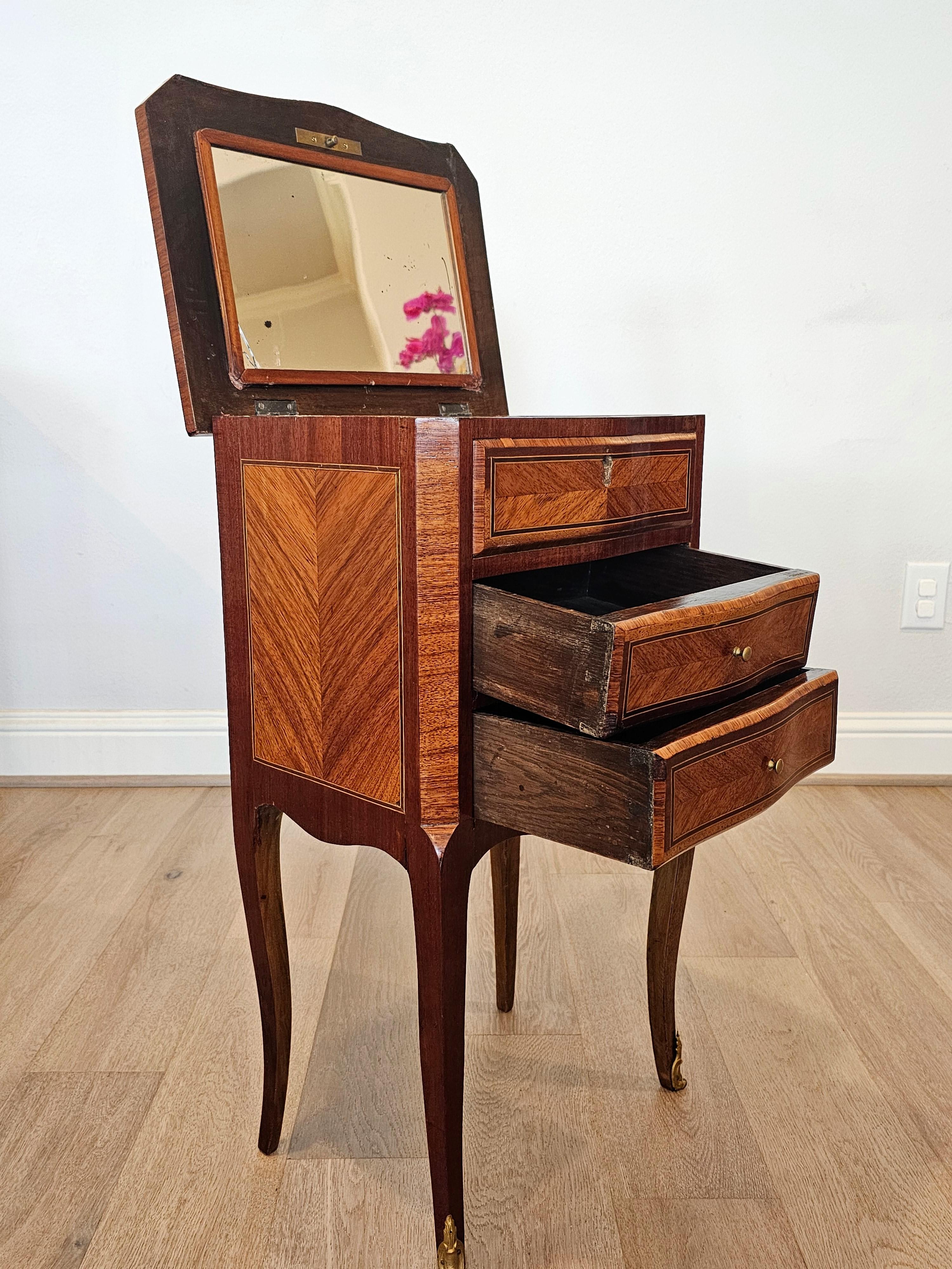 Antique Table de nuit à miroir en marqueterie de bois de roi de style Louis XVI en vente 3