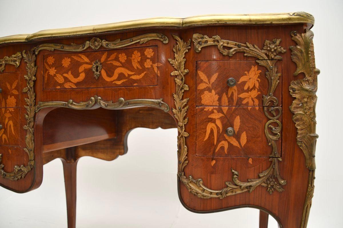 Bureau français ancien de style Louis XVI à trou de genou en vente 5