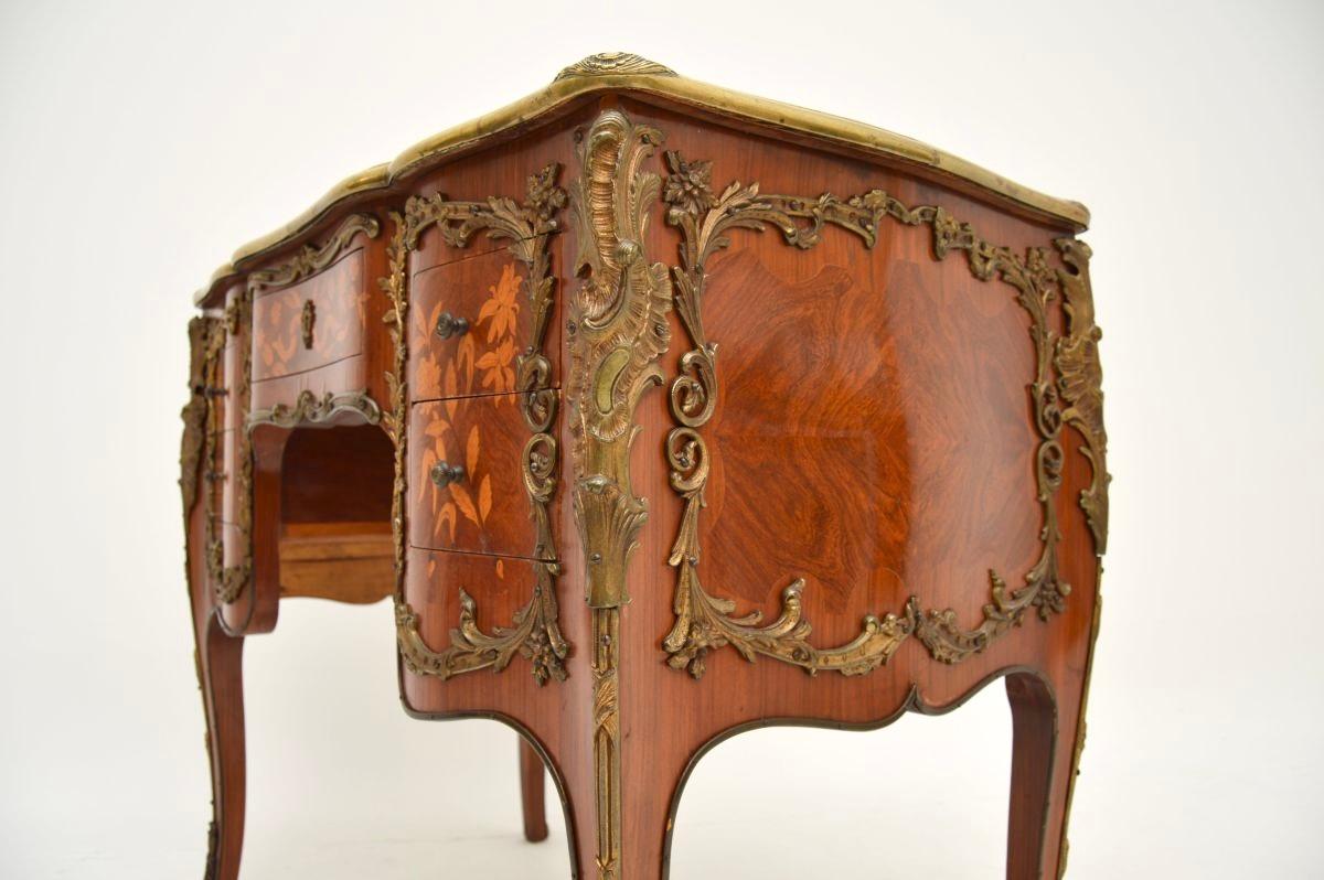 Bureau français ancien de style Louis XVI à trou de genou en vente 6