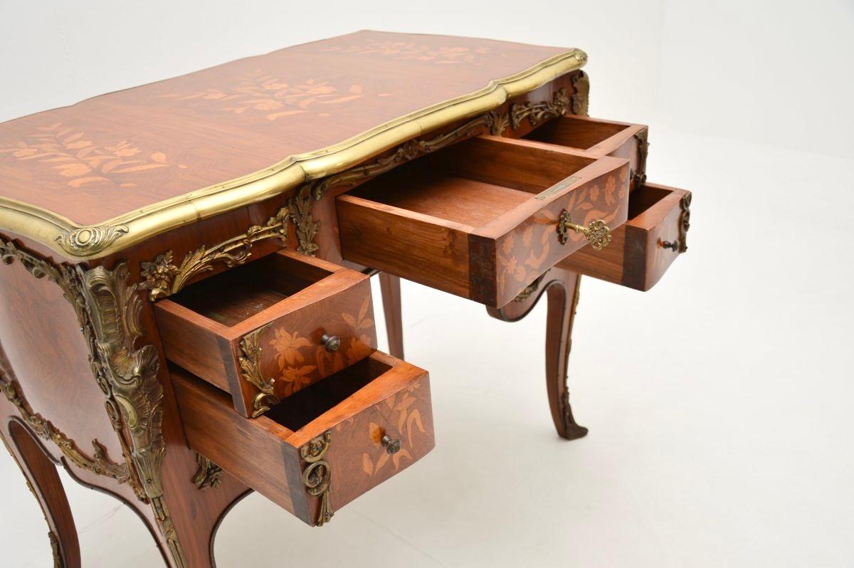 Bureau français ancien de style Louis XVI à trou de genou en vente 7