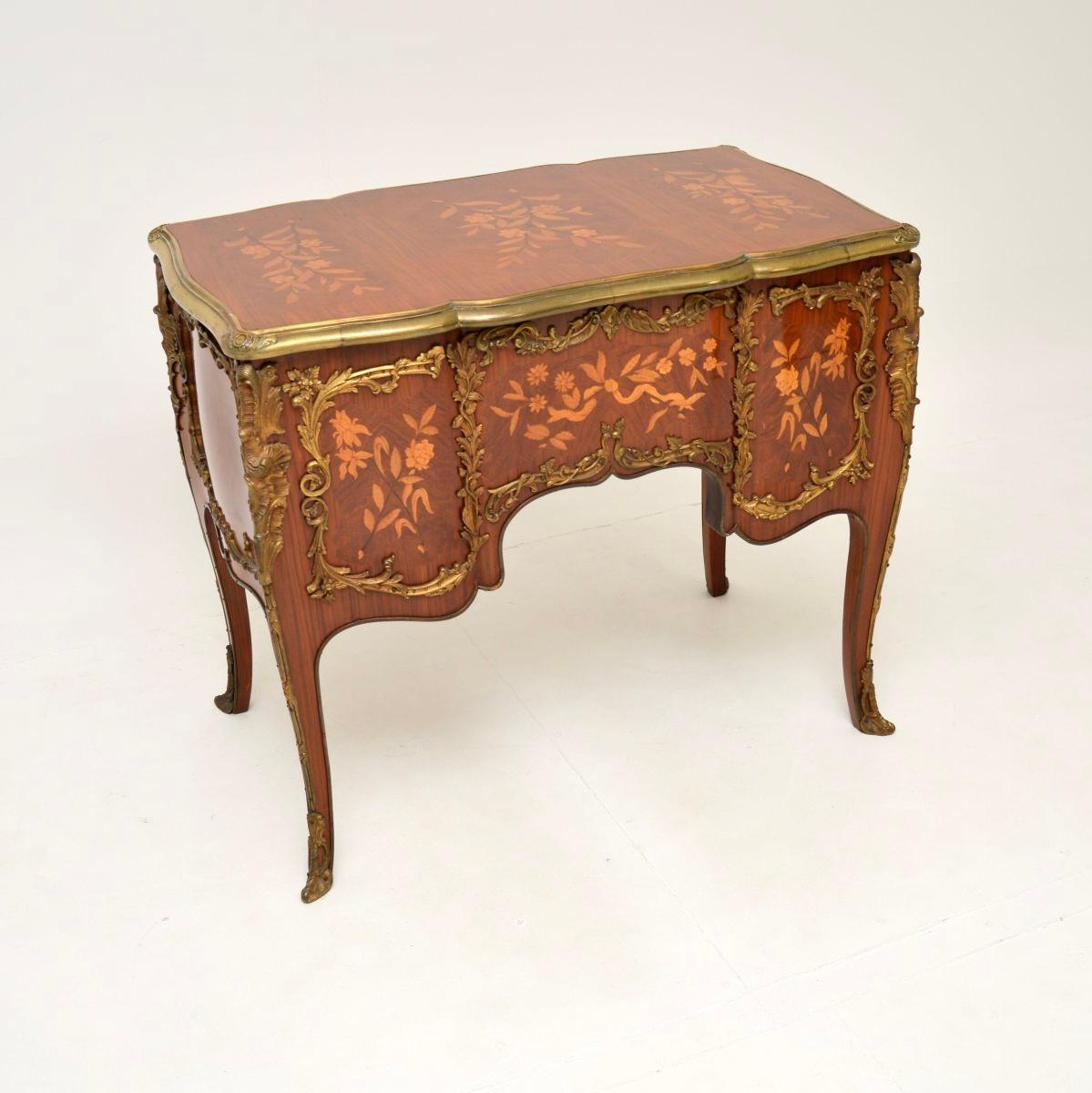 Un bureau à genoux français ancien absolument magnifique. Fabriqué en France, il date des années 1930.

Il est d'une taille très réduite et d'une qualité exceptionnelle. Il y a d'abondants motifs floraux incrustés de différents bois sur toutes les