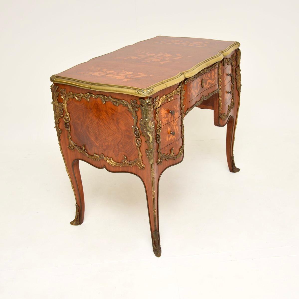 Français Bureau français ancien de style Louis XVI à trou de genou en vente