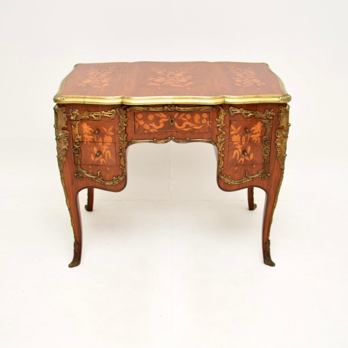 Bureau français ancien de style Louis XVI à trou de genou Bon état - En vente à London, GB