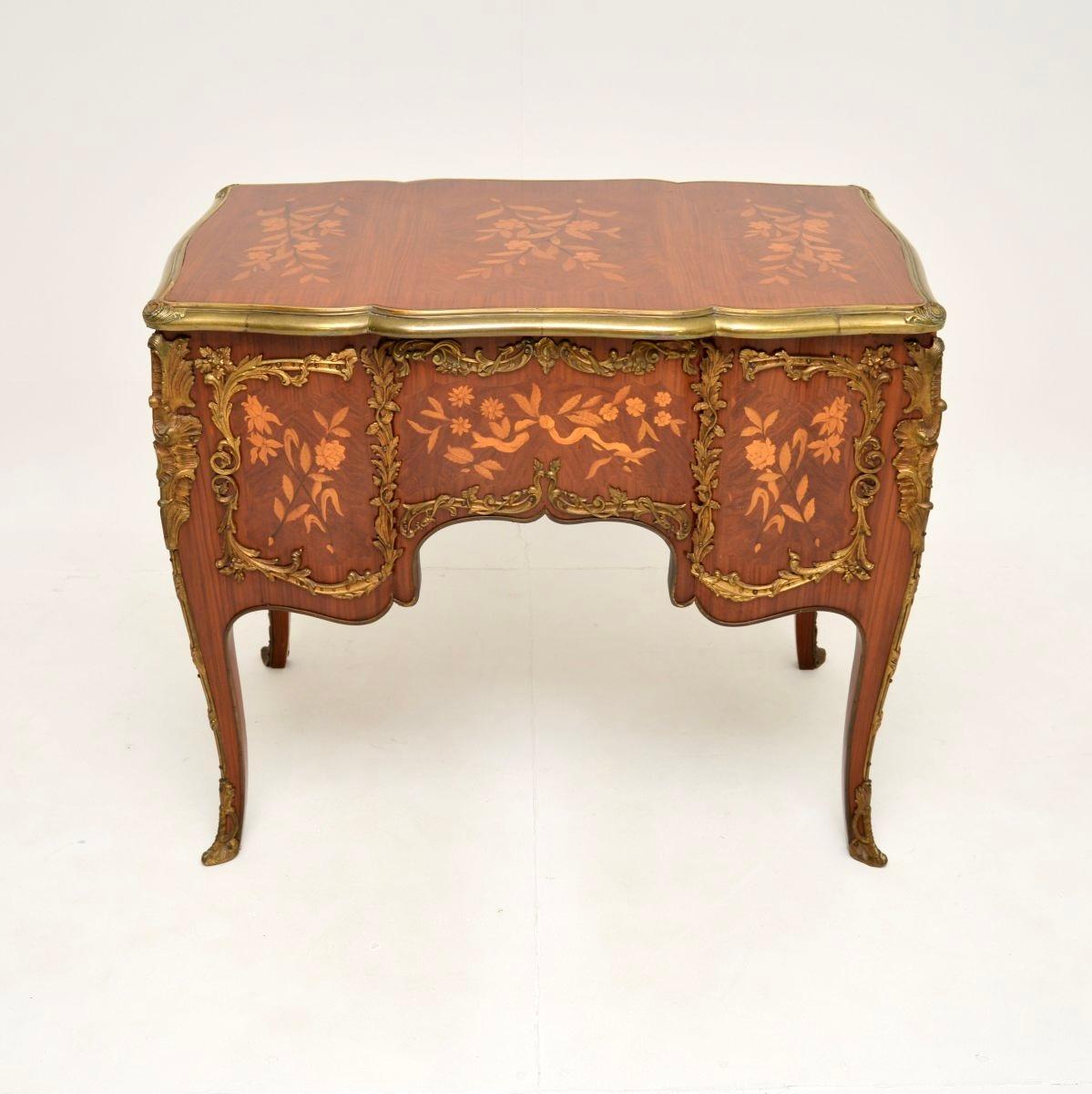 Milieu du XXe siècle Bureau français ancien de style Louis XVI à trou de genou en vente