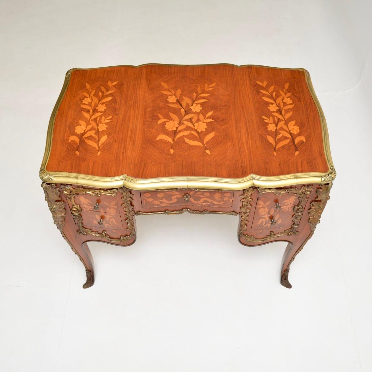 Laiton Bureau français ancien de style Louis XVI à trou de genou en vente