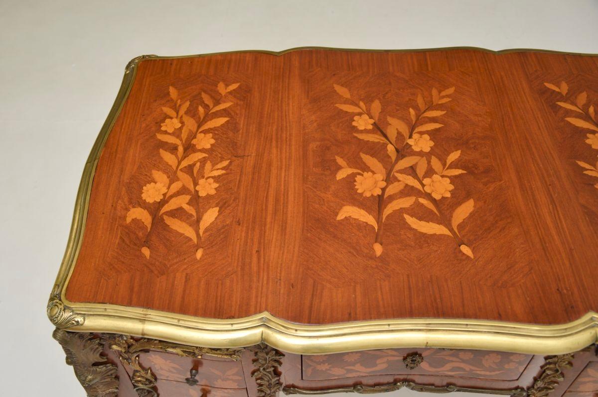 Bureau français ancien de style Louis XVI à trou de genou en vente 1