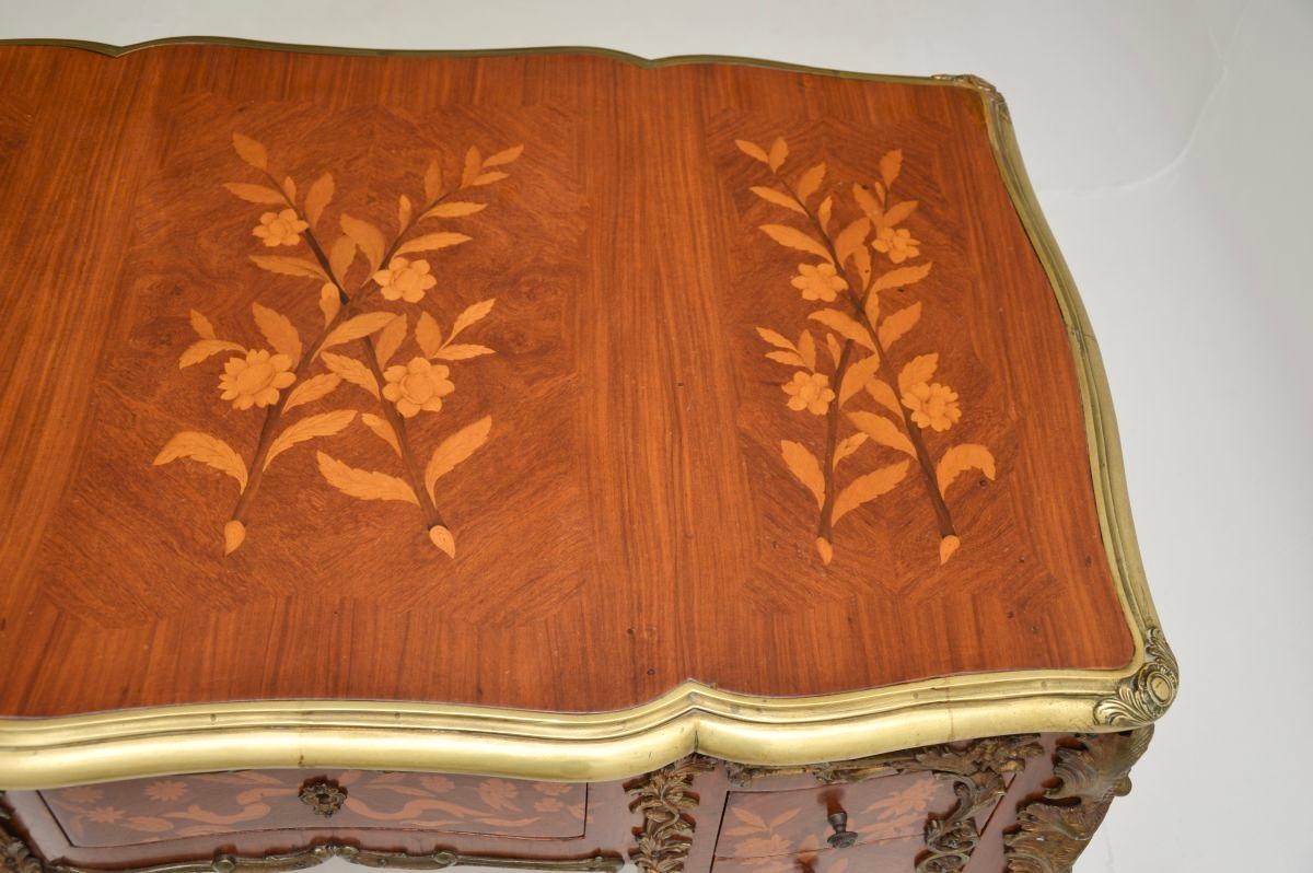 Bureau français ancien de style Louis XVI à trou de genou en vente 2