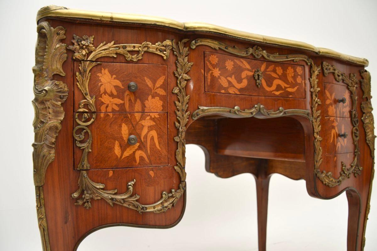 Bureau français ancien de style Louis XVI à trou de genou en vente 3