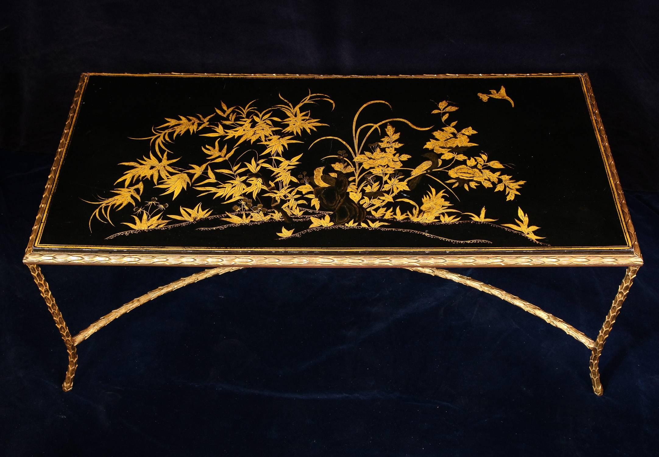 Français Ancienne table basse française de style Louis XVI à plateau laqué et bronze doré en vente