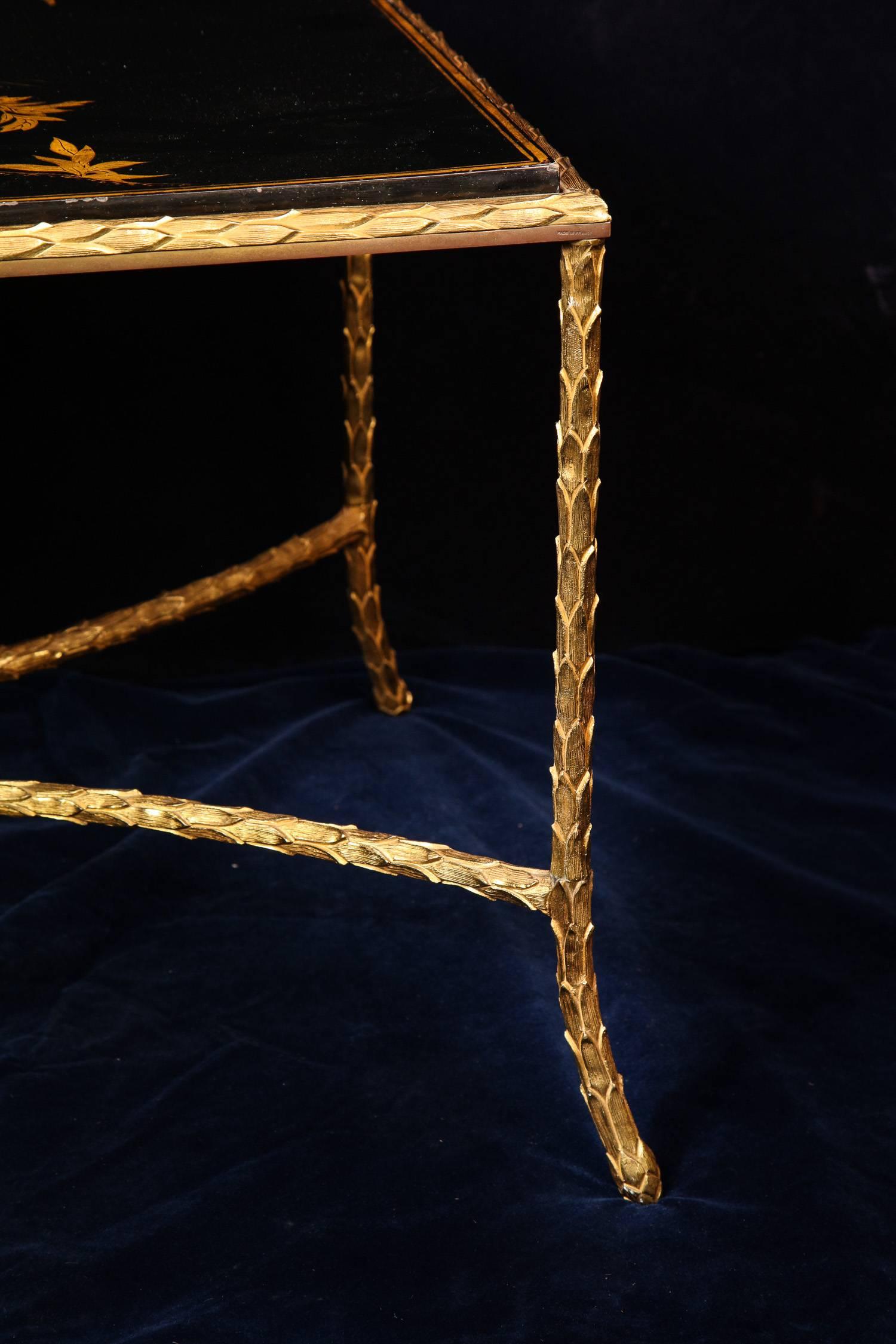 20ième siècle Ancienne table basse française de style Louis XVI à plateau laqué et bronze doré en vente