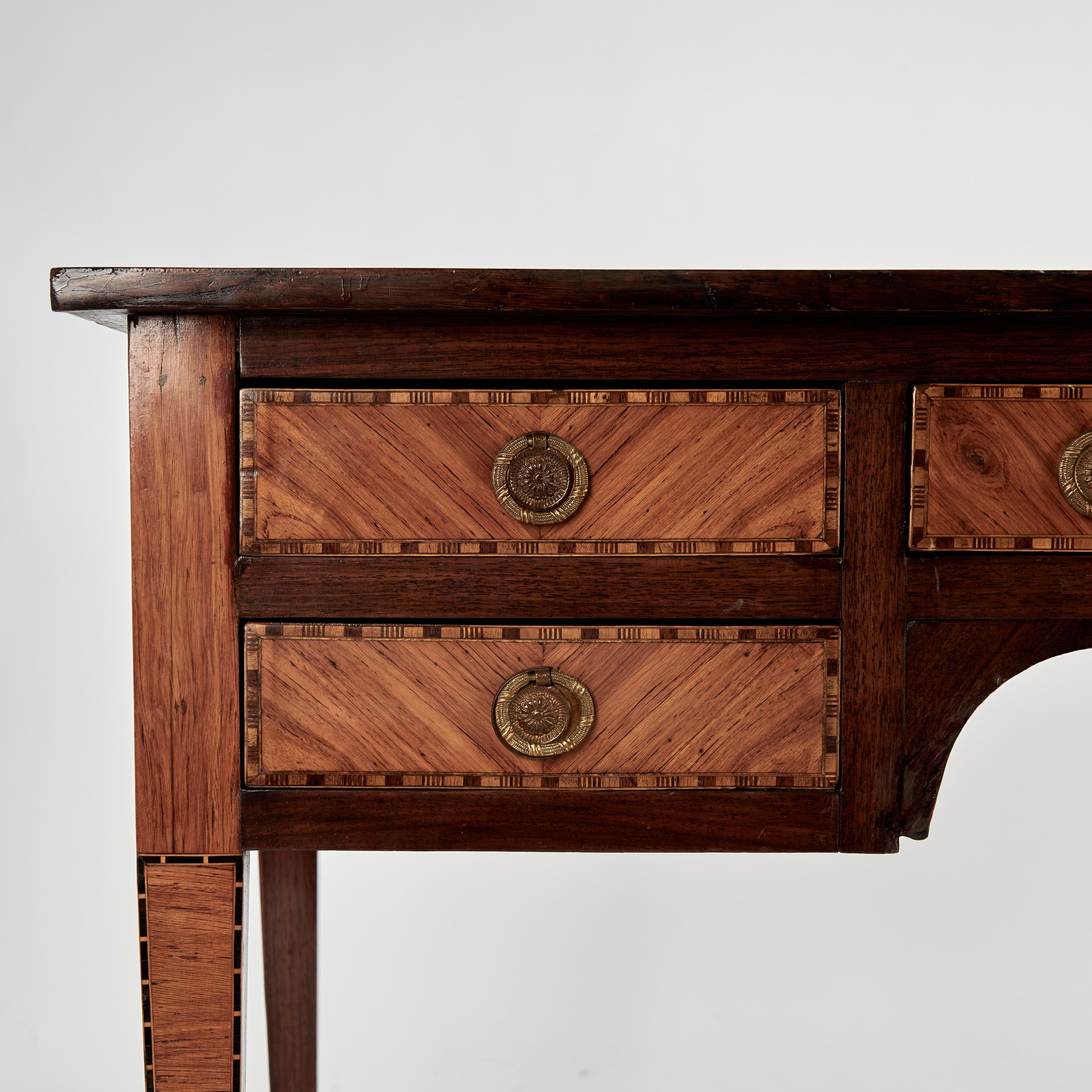 Fait main Antique French Louis XVI Style Leather Top Desk en vente