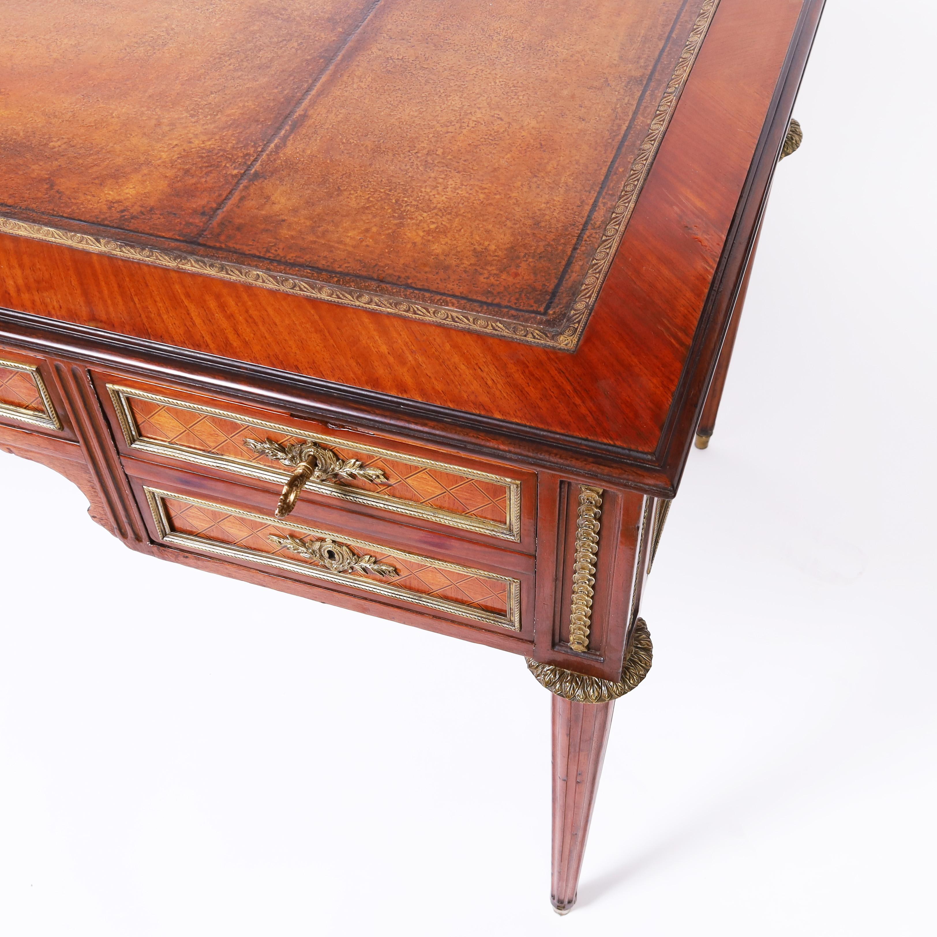 Antiker französischer Schreibtisch im Stil Louis XVI mit Lederauflage (Handgefertigt) im Angebot