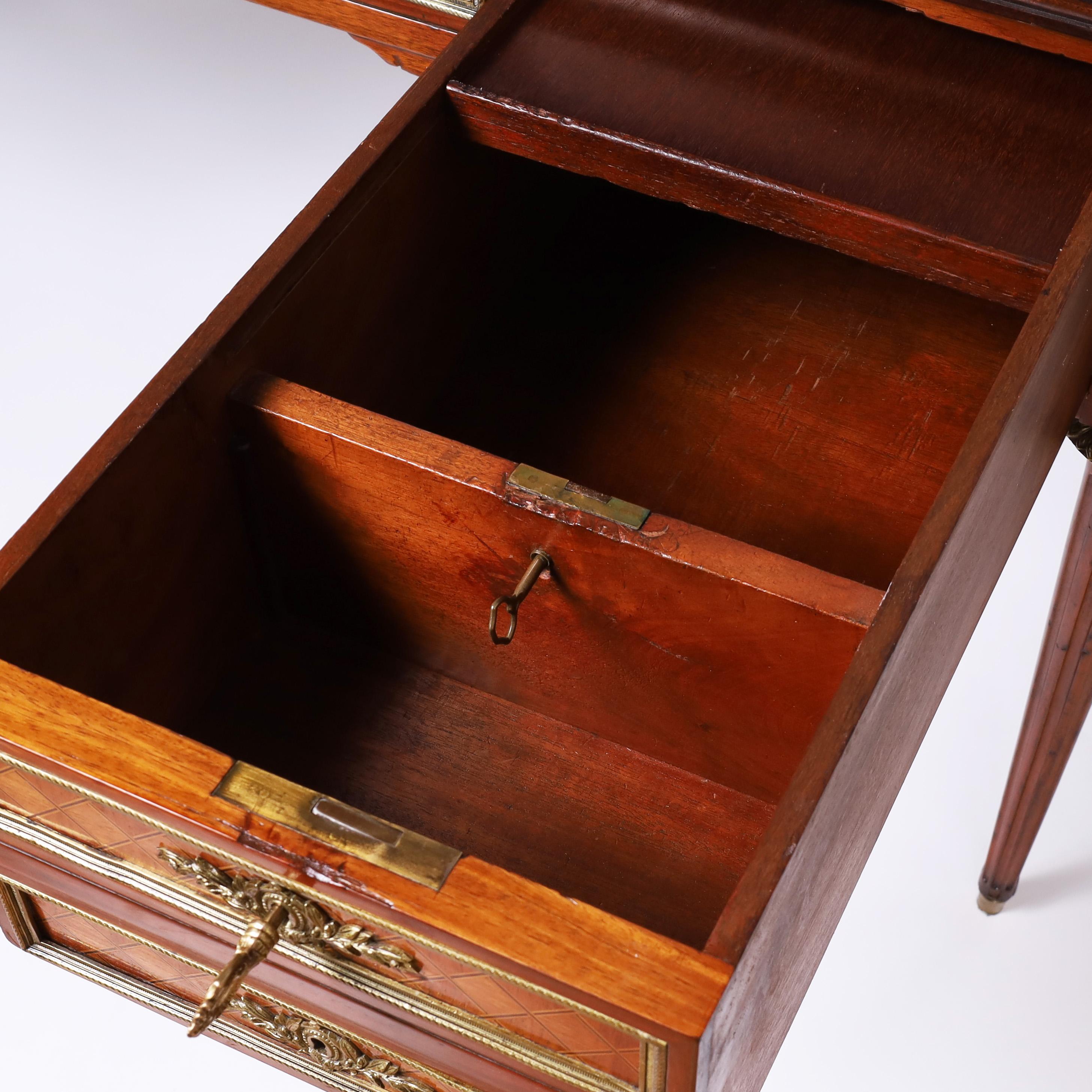 Antiker französischer Schreibtisch im Stil Louis XVI mit Lederauflage im Angebot 1