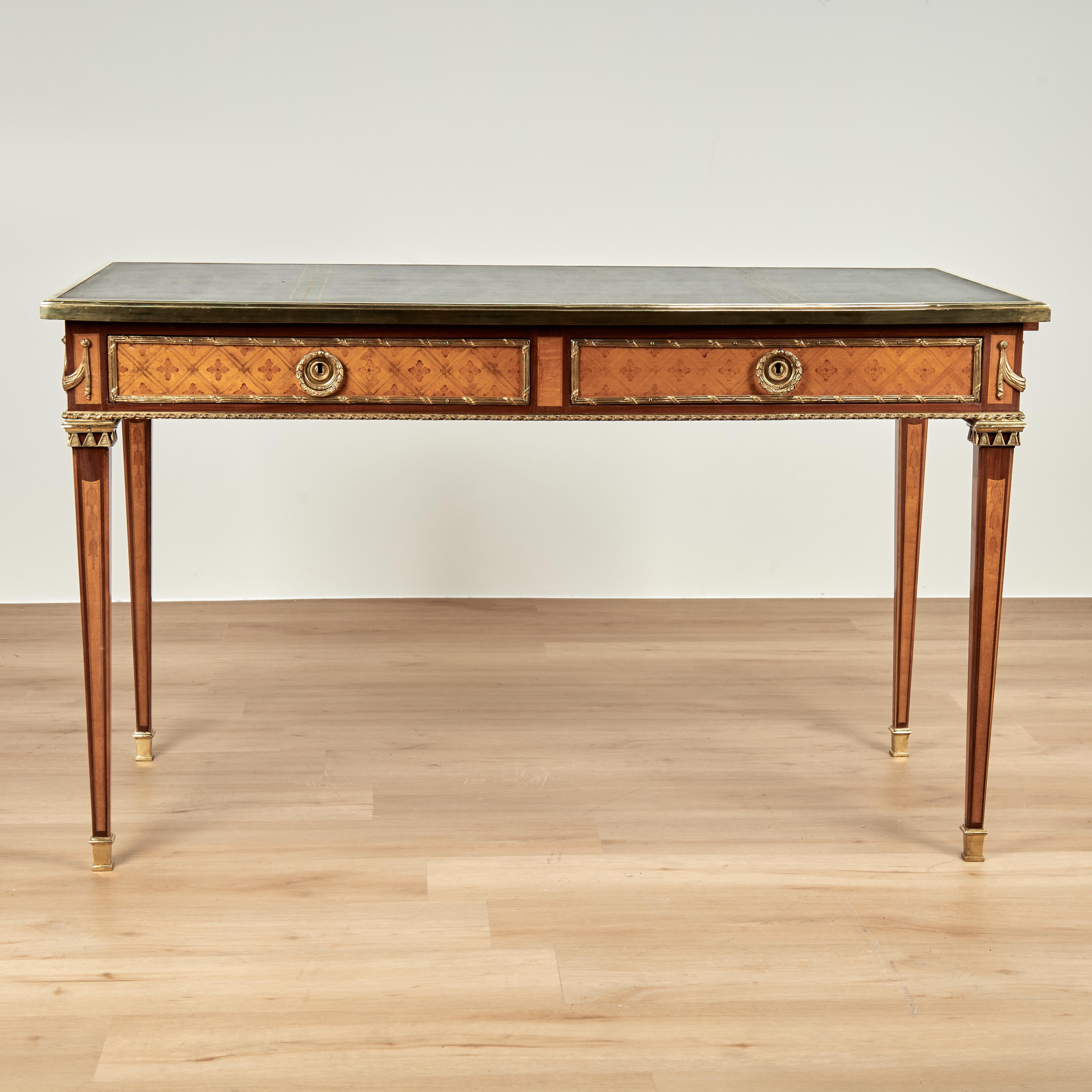 Hervorragender antiker Schreibtisch im Louis-XVI-Stil aus Nussbaum und Mahagoni mit einer gebänderten Lederplatte auf einem Gehäuse mit zwei Schubladen, verziert mit vergoldetem Messing und floralen Intarsien auf eleganten, konischen Beinen mit