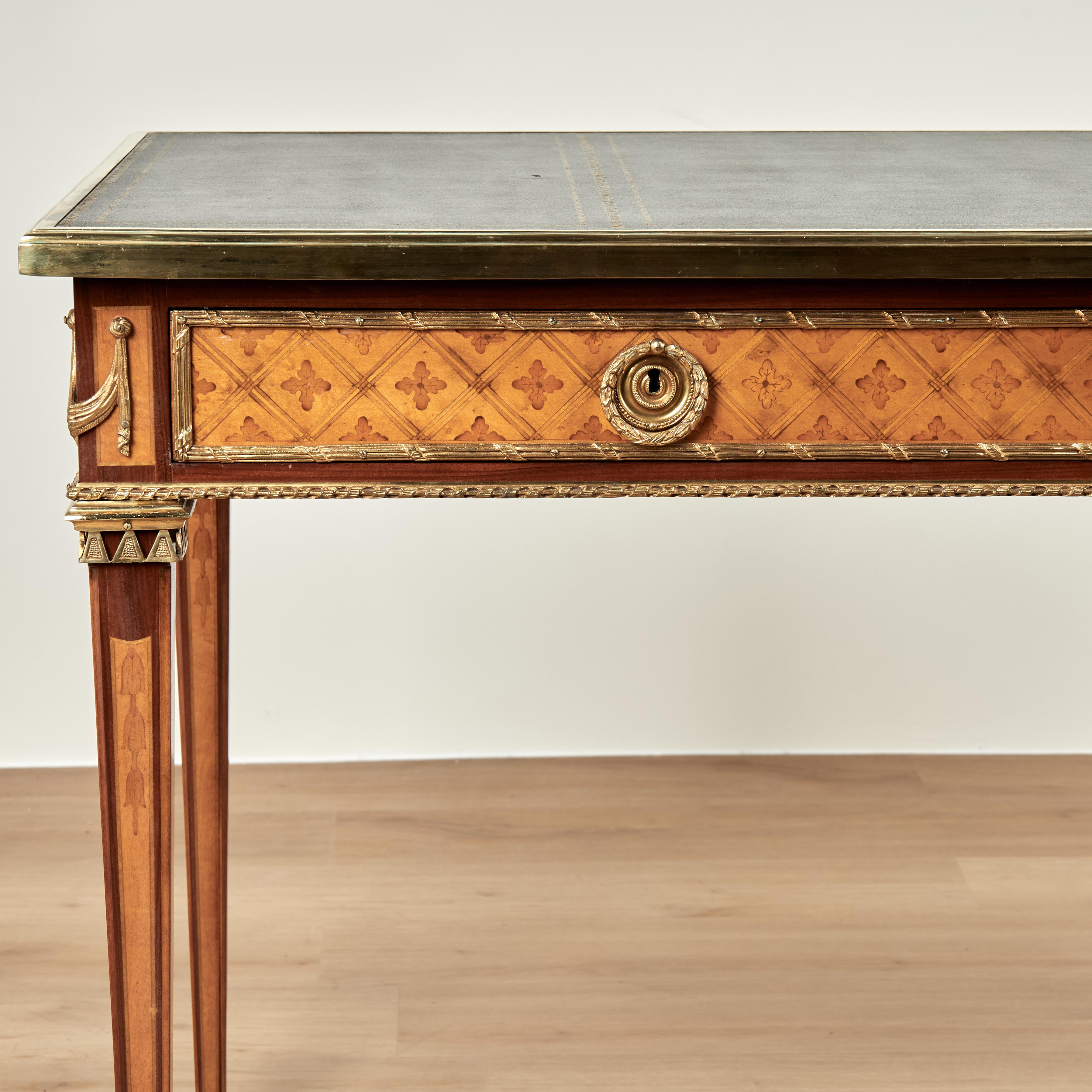 Antique French Louis XVI Stil Lederplatte Schreibtisch oder Bureau Plat (Louis XVI.) im Angebot