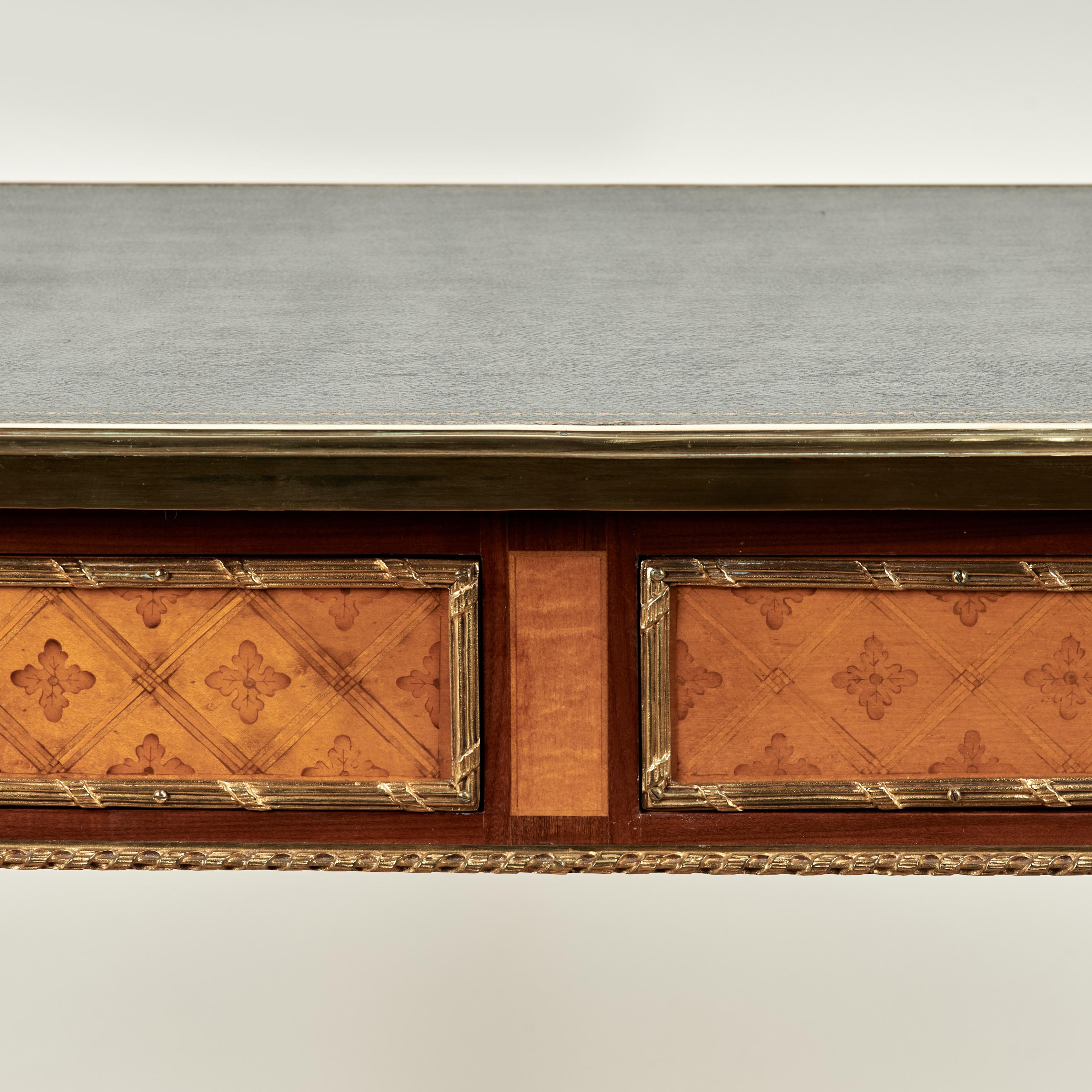 Antique French Louis XVI Stil Lederplatte Schreibtisch oder Bureau Plat (Französisch) im Angebot