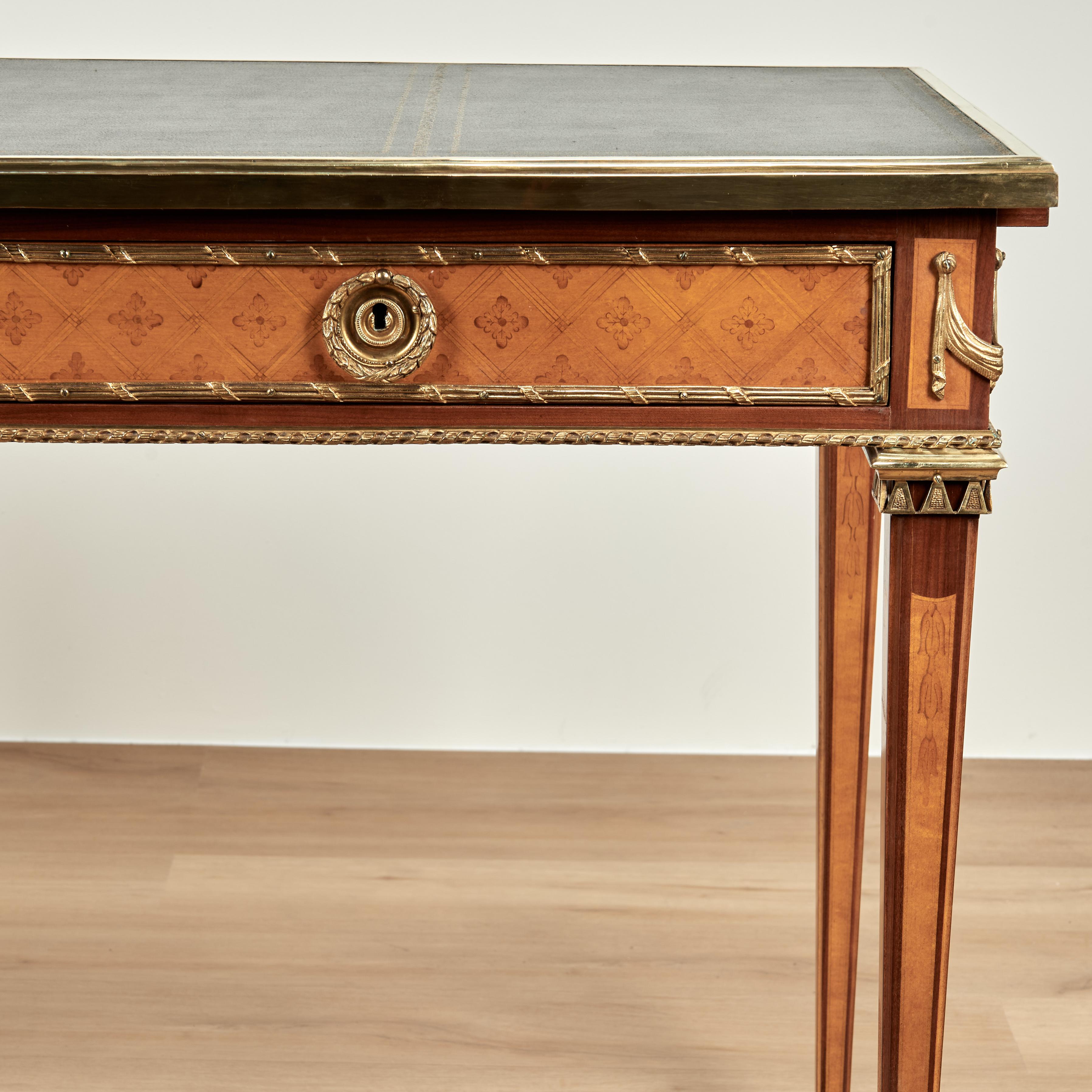 Antique French Louis XVI Stil Lederplatte Schreibtisch oder Bureau Plat (Vergoldet) im Angebot