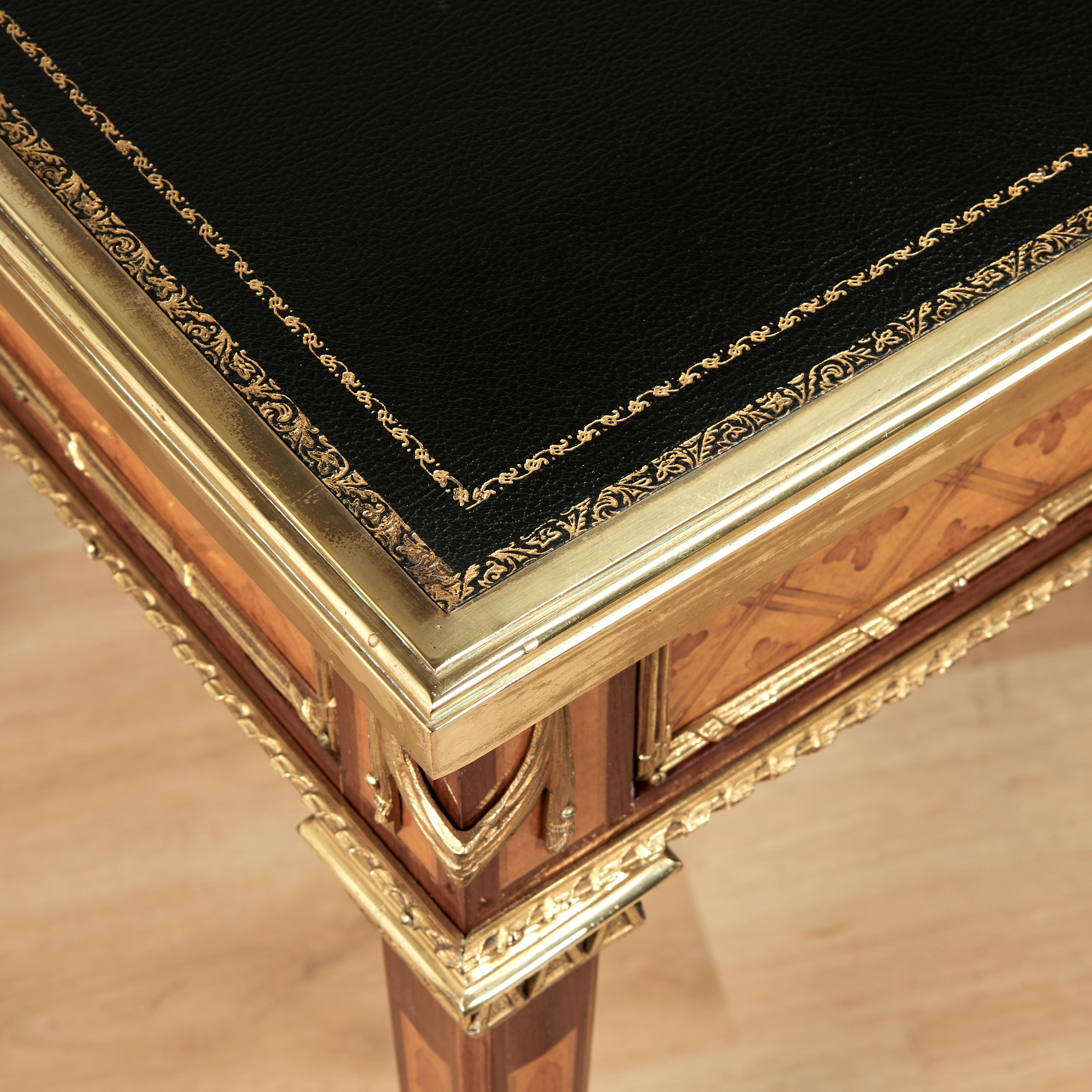 Antique French Louis XVI Stil Lederplatte Schreibtisch oder Bureau Plat (20. Jahrhundert) im Angebot