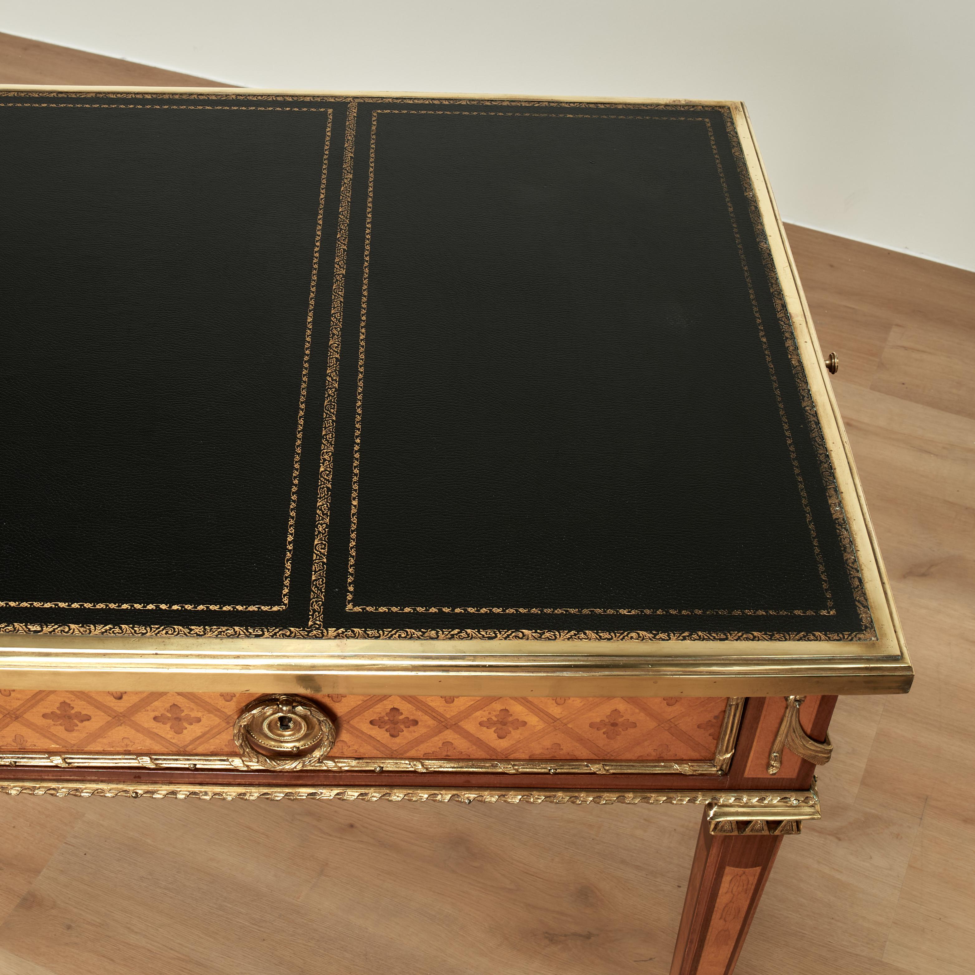 Antique French Louis XVI Stil Lederplatte Schreibtisch oder Bureau Plat im Angebot 1