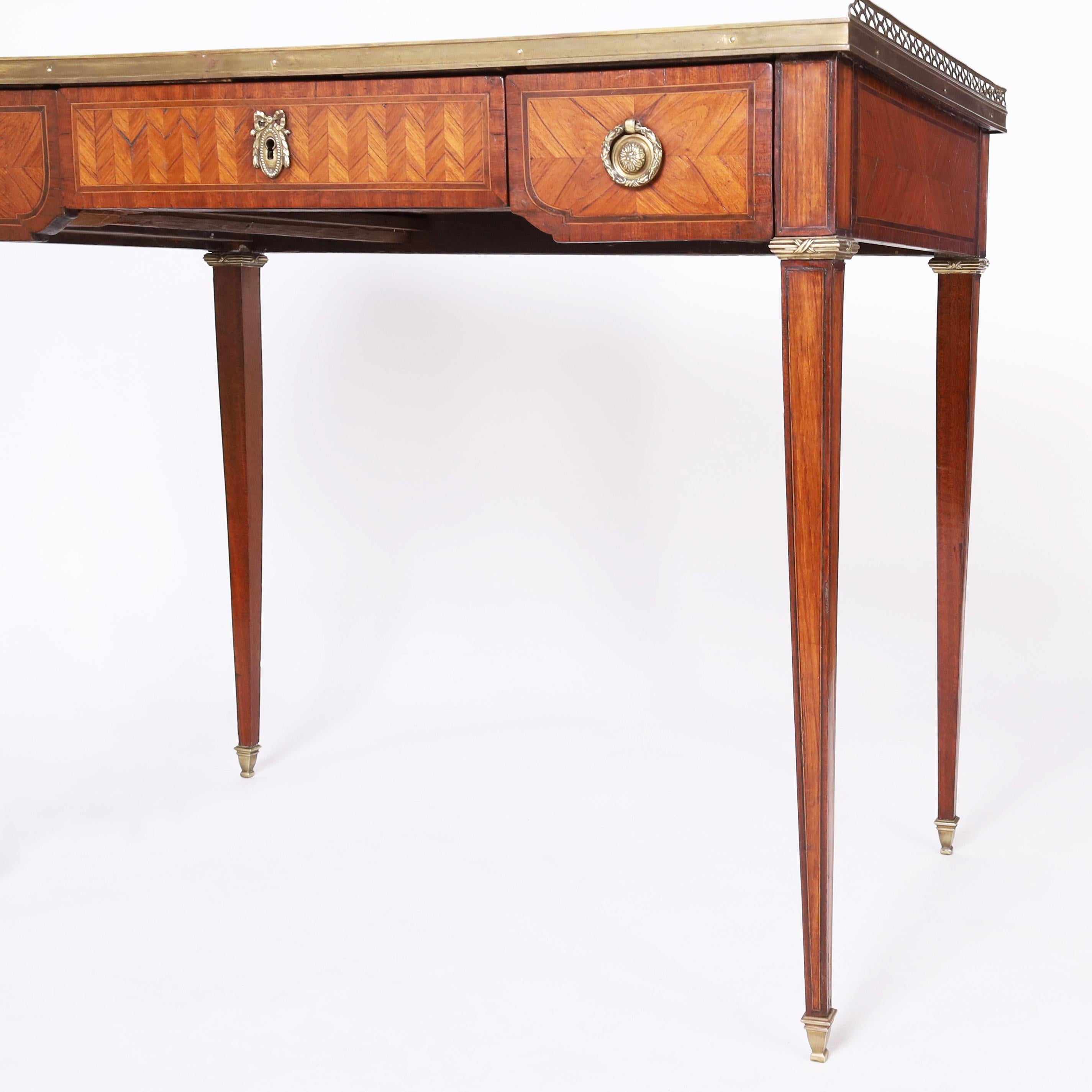 Antiker französischer Schreibtisch mit Lederplatte im Louis-XVI.-Stil im Angebot 3