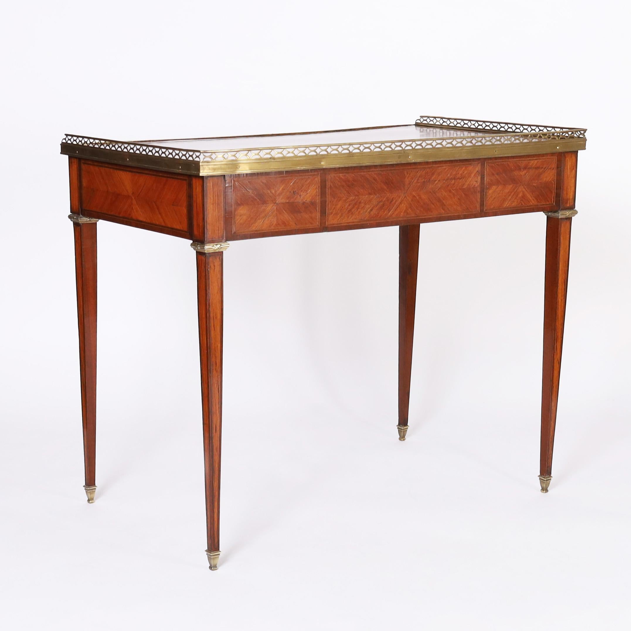 Antiker französischer Schreibtisch mit Lederplatte im Louis-XVI.-Stil (Französisch) im Angebot