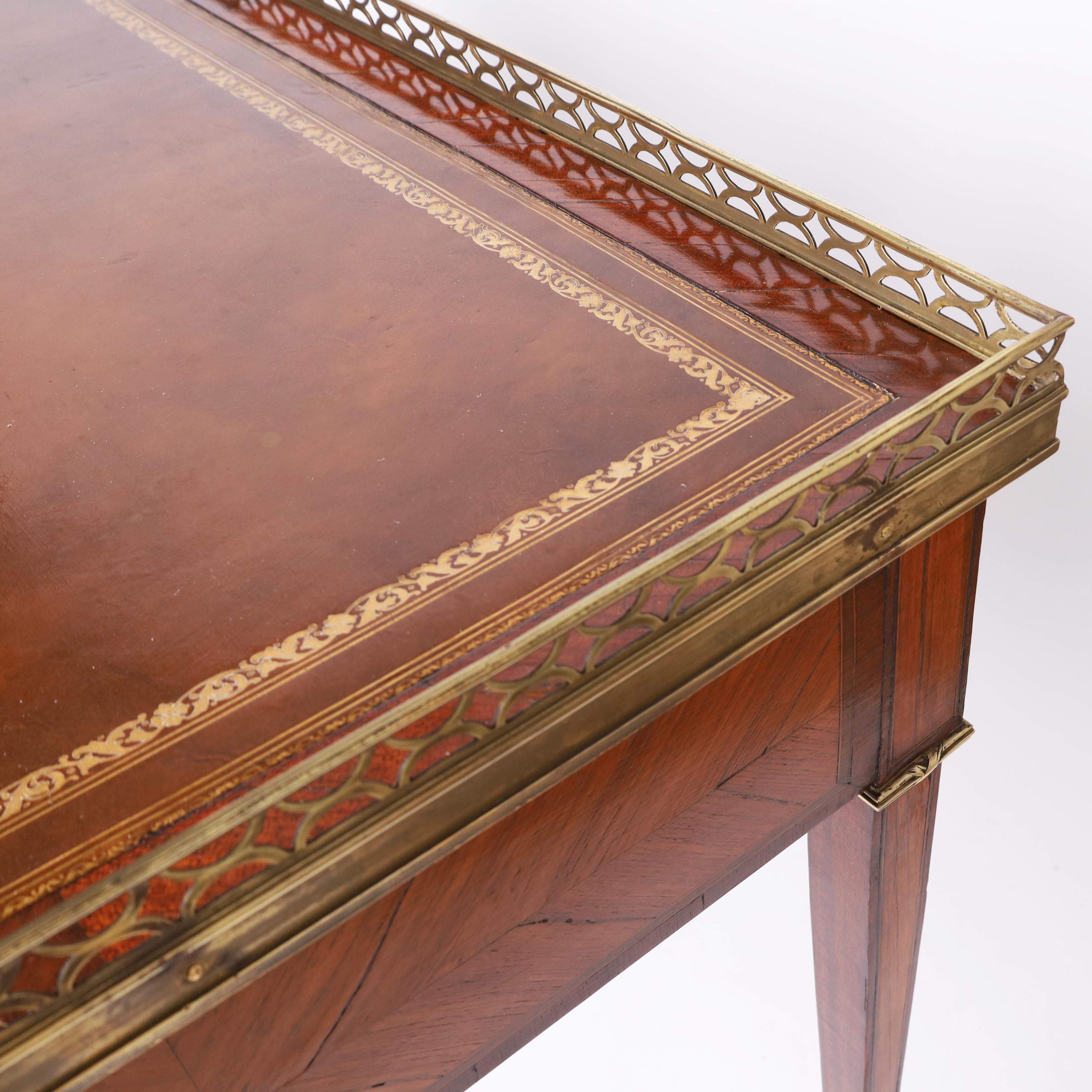 Antiker französischer Schreibtisch mit Lederplatte im Louis-XVI.-Stil (20. Jahrhundert) im Angebot