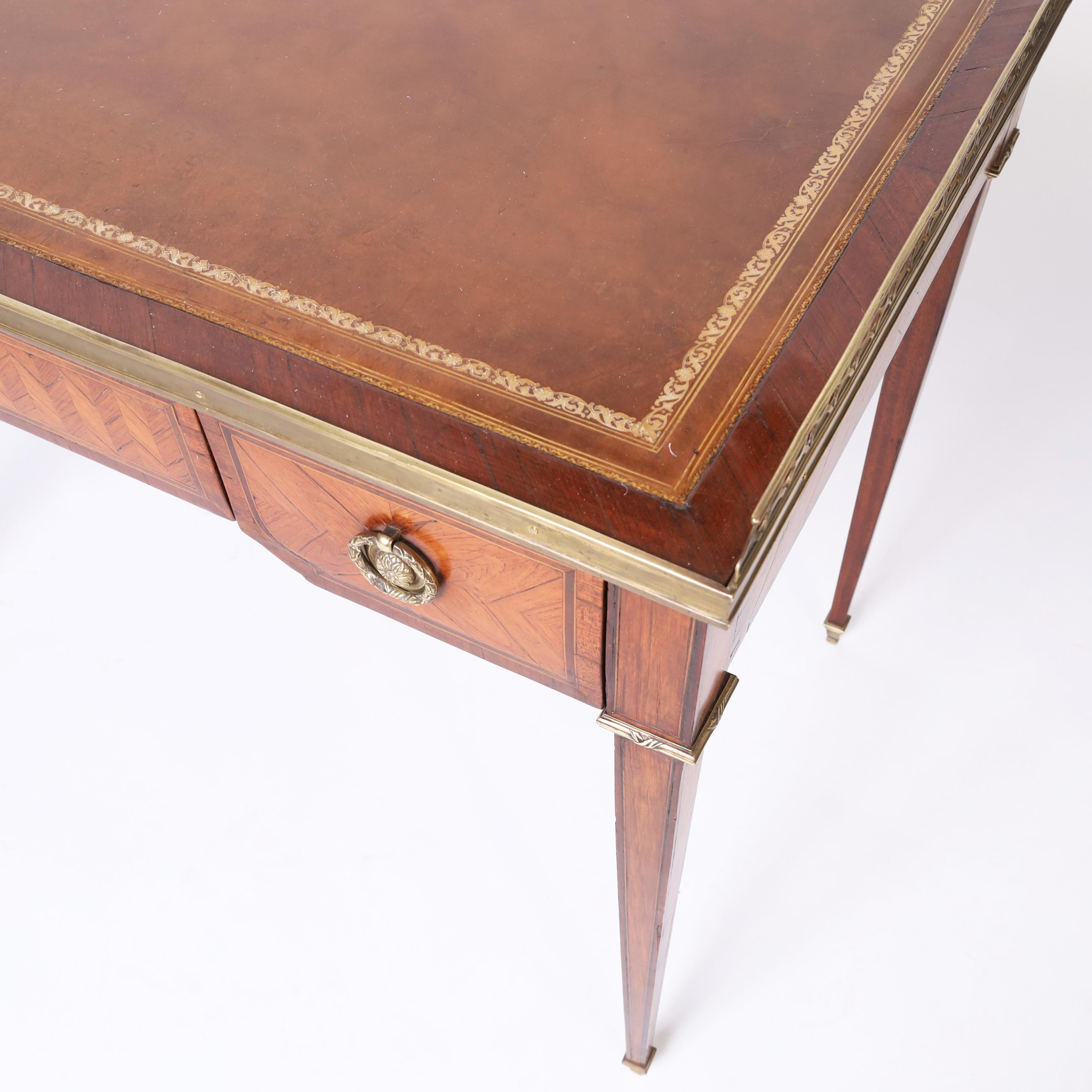 Antiker französischer Schreibtisch mit Lederplatte im Louis-XVI.-Stil (Messing) im Angebot