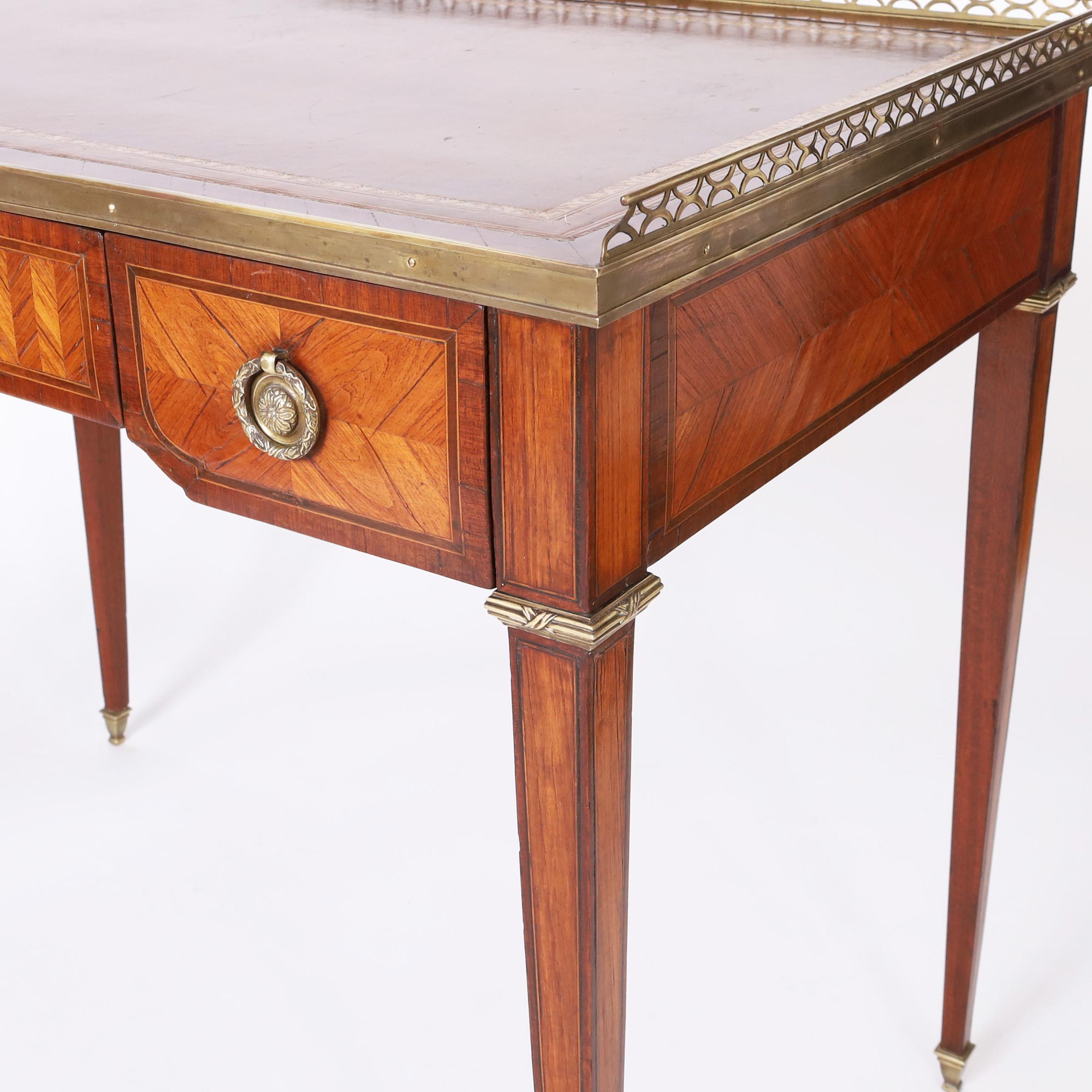 Antiker französischer Schreibtisch mit Lederplatte im Louis-XVI.-Stil im Angebot 1