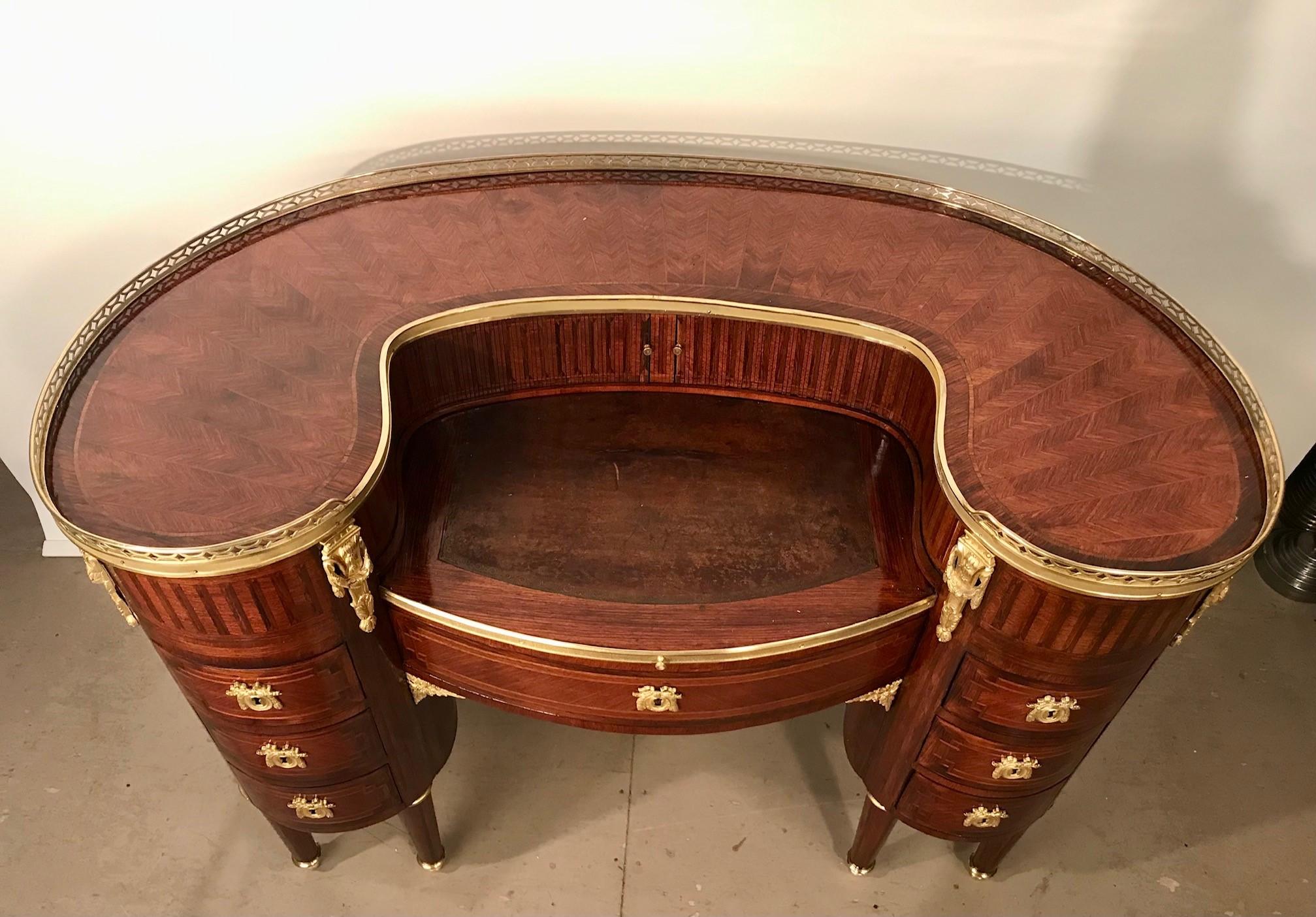 Antique French Louis XVI Style Mahogany and Parquetry Bureau a Rognon For Sale 6
