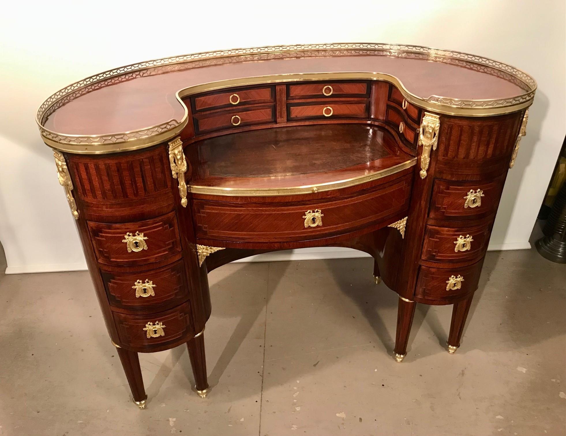 Antique French Louis XVI Style Mahogany and Parquetry Bureau a Rognon In Good Condition For Sale In Montreal, QC
