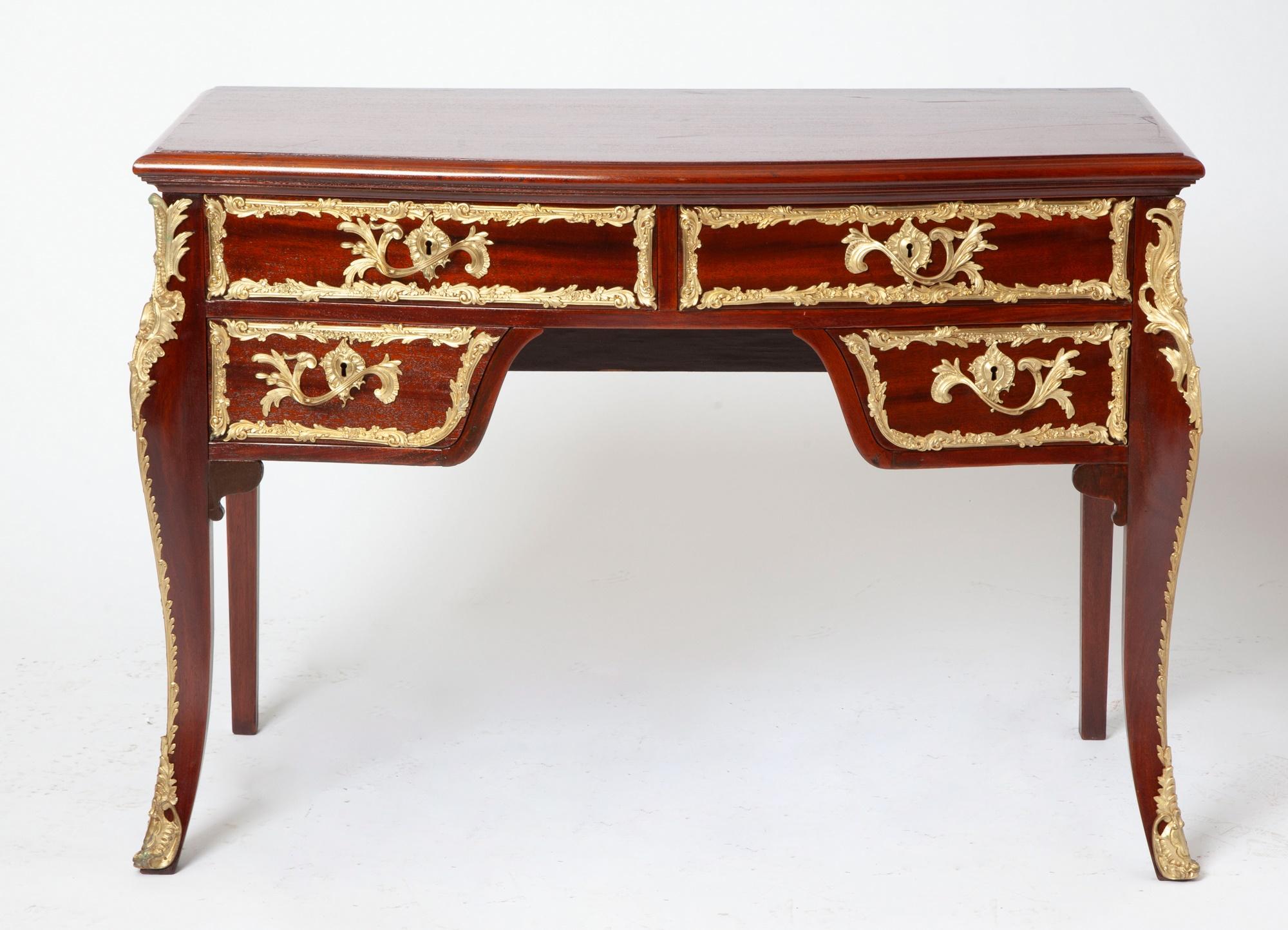 Antique French Louis XVI Style Mahogany Bureau Plat with Ormolu Bronze Mounts (Ufficio di presidenza in mogano in stile Luigi XVI) in vendita 3
