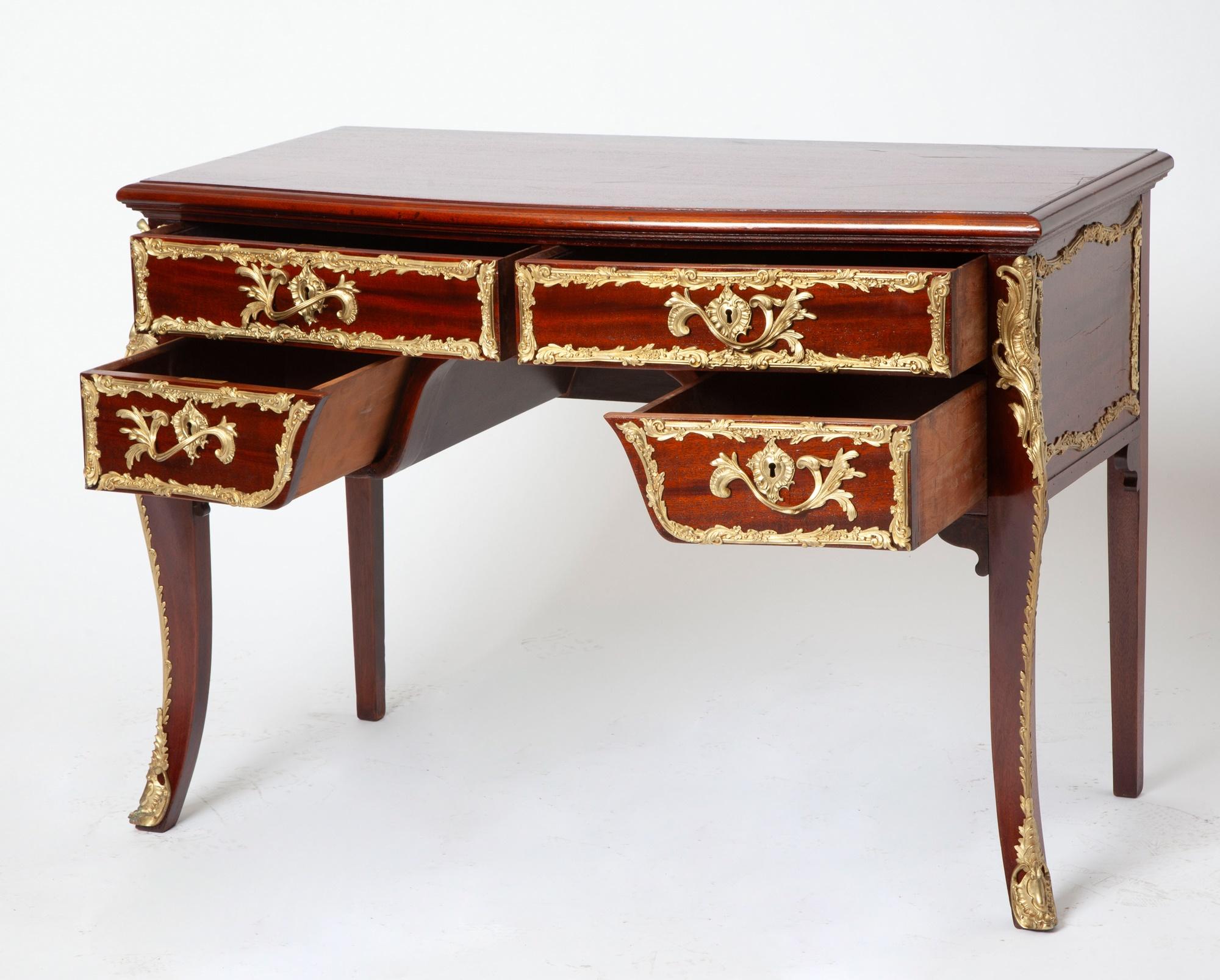 Questo elegante scrittoio in stile Luigi XVI, realizzato in ricco legno di mogano e ornato da squisite montature in bronzo ormolu, incarna la classica raffinatezza francese. La scrivania è caratterizzata da un piano rettangolare di belle proporzioni