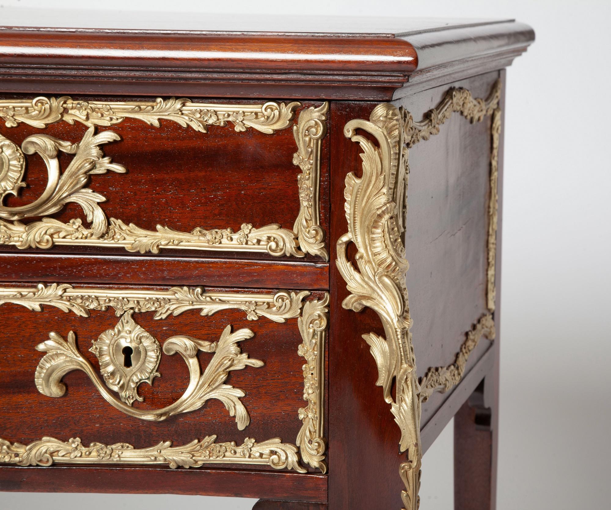 Dorato Antique French Louis XVI Style Mahogany Bureau Plat with Ormolu Bronze Mounts (Ufficio di presidenza in mogano in stile Luigi XVI) in vendita