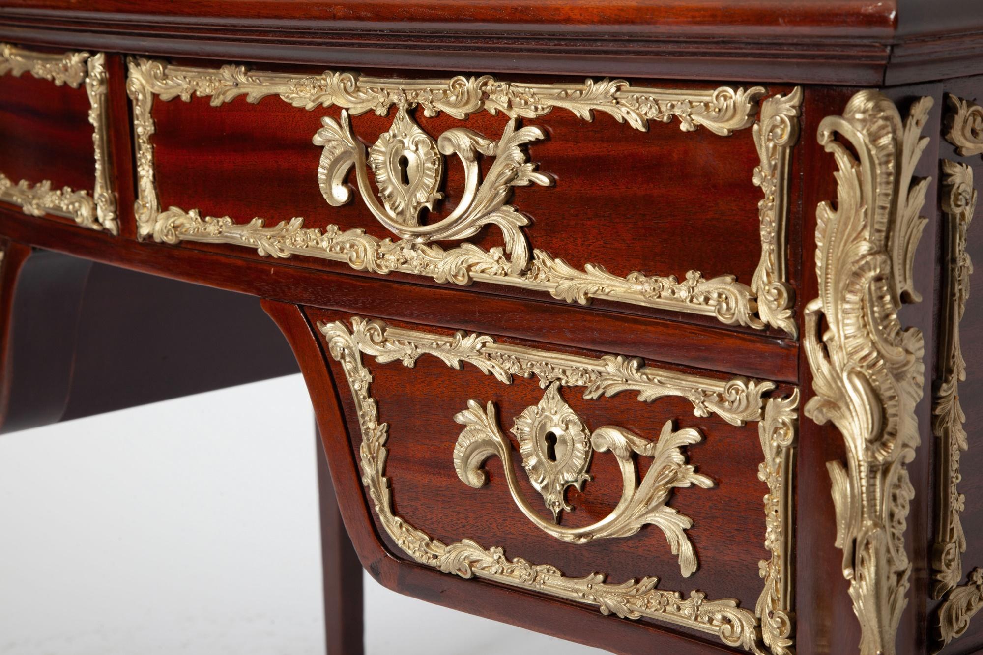 Antique French Louis XVI Style Mahogany Bureau Plat with Ormolu Bronze Mounts (Ufficio di presidenza in mogano in stile Luigi XVI) In condizioni buone in vendita a Tarry Town, NY